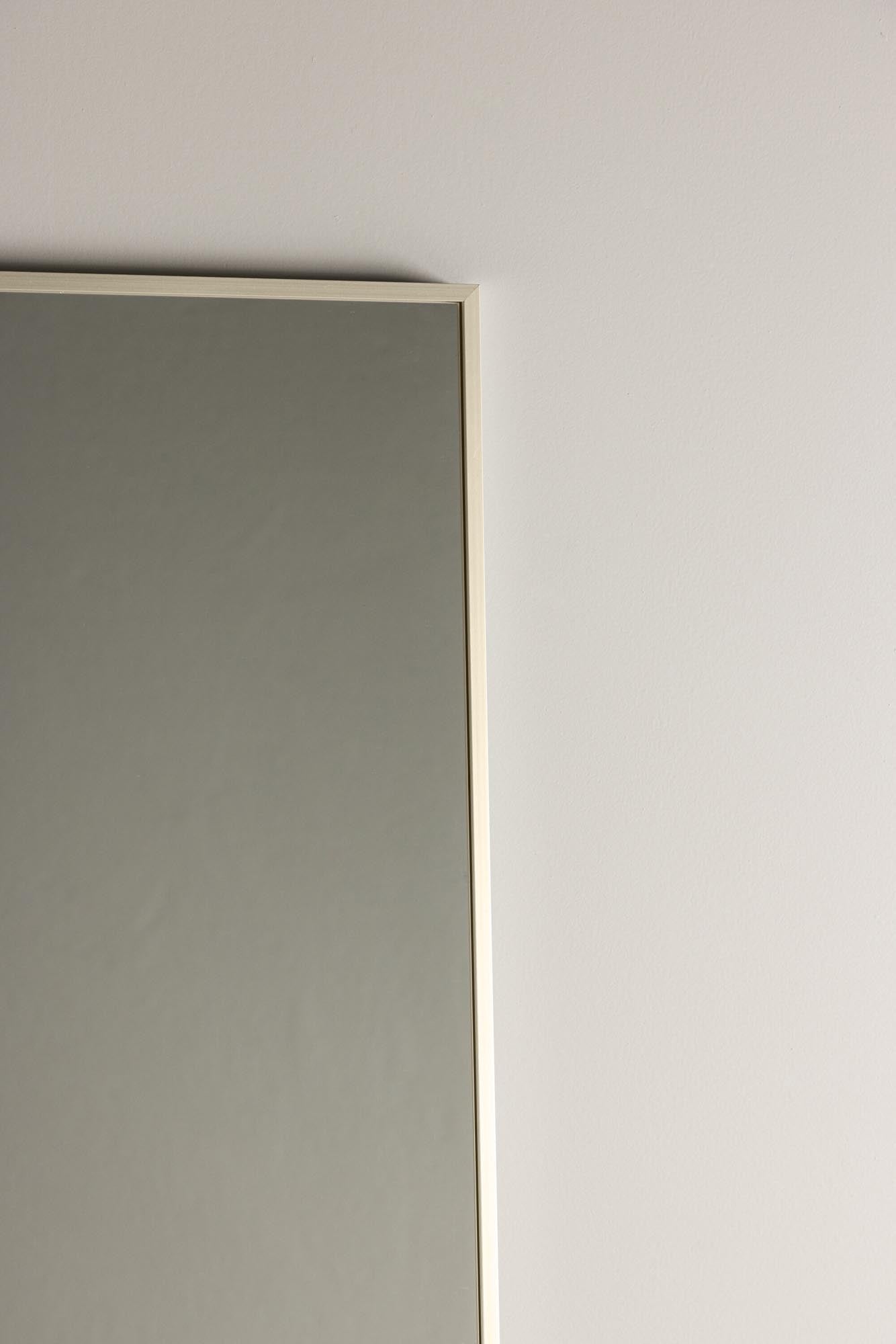 Eleganter Wandspiegel Orlando Large von Venture Home, perfekt für moderne Wohnräume, mit stilvollem und zeitlosem Design.