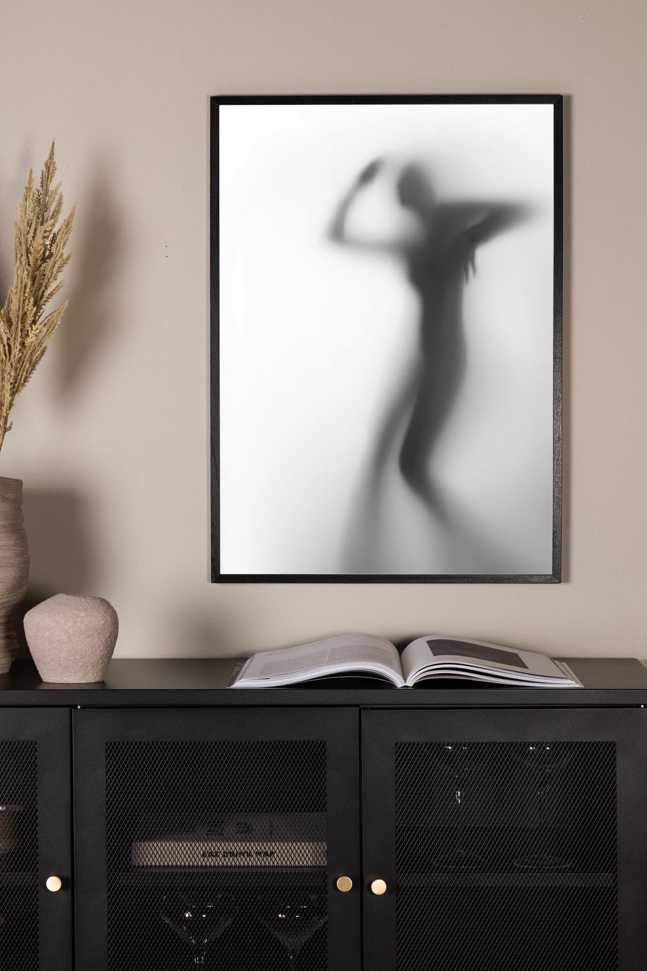 Kunstvolles Manshade Poster von Venture Home: Stilvolle Schwarz-Weiss-Fotografie, die Eleganz und Bewegung in Ihr Zuhause bringt.