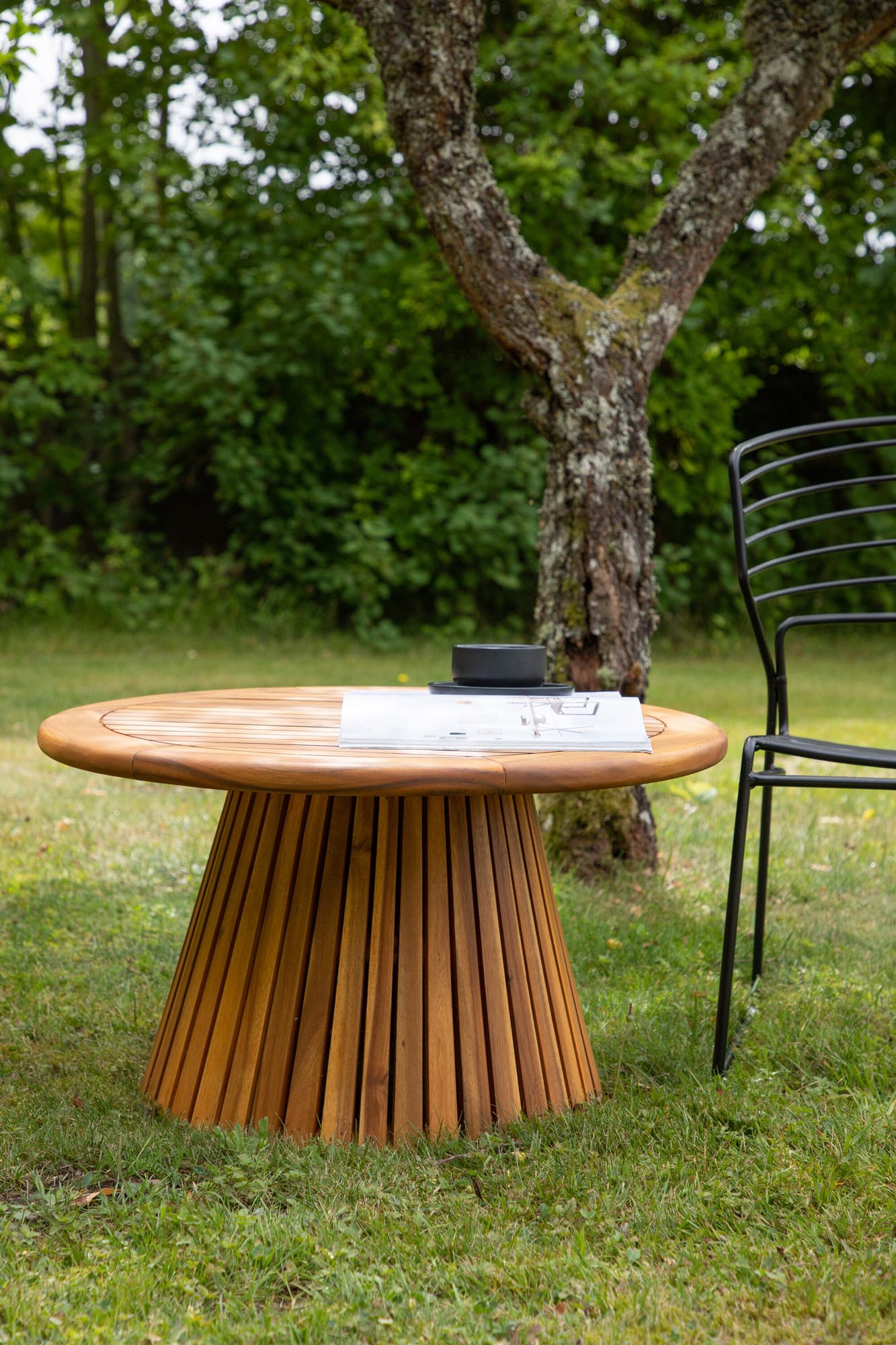 Eleganter Beistelltisch aus Akazienholz für stilvolle Wohnräume.