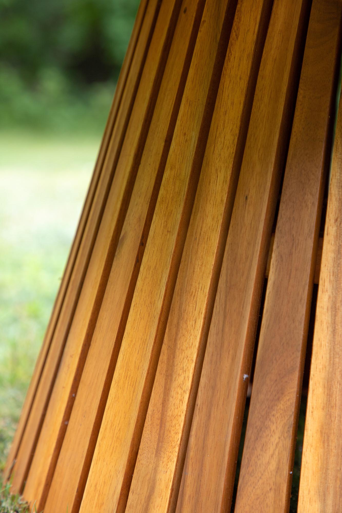 Lumpur Beistelltisch: Zeitloses Design aus edlem Akazienholz.