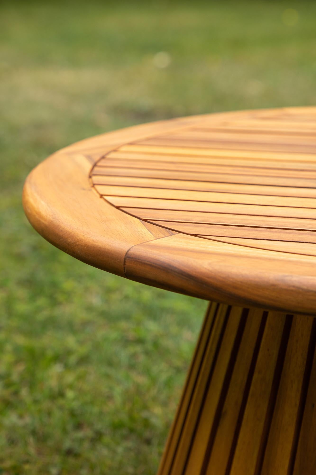 Moderner Akazienholz-Tisch für ein stilvolles Wohnambiente.