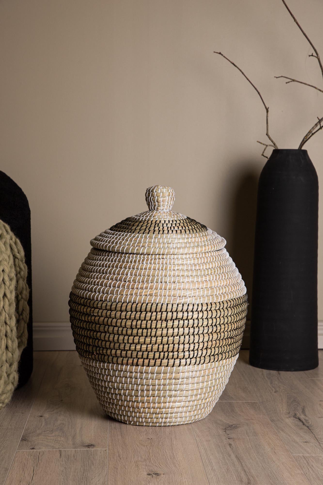 Eleganter Chennai Korb von Venture Home aus hochwertigem Seegras, perfekt für vielseitige Aufbewahrung und harmonische Raumgestaltung.