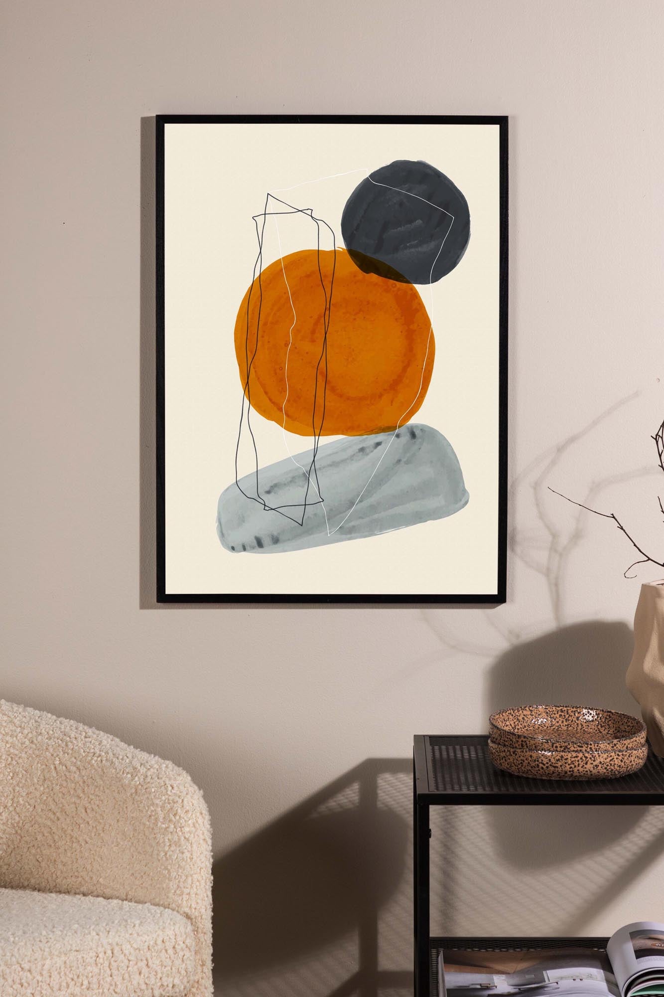 Entdecken Sie das Steine Poster von Venture Home: Abstrakte Kunst in sanften Beige- und Grautönen mit lebendigem Orange, ideal für jeden Einrichtungsstil.