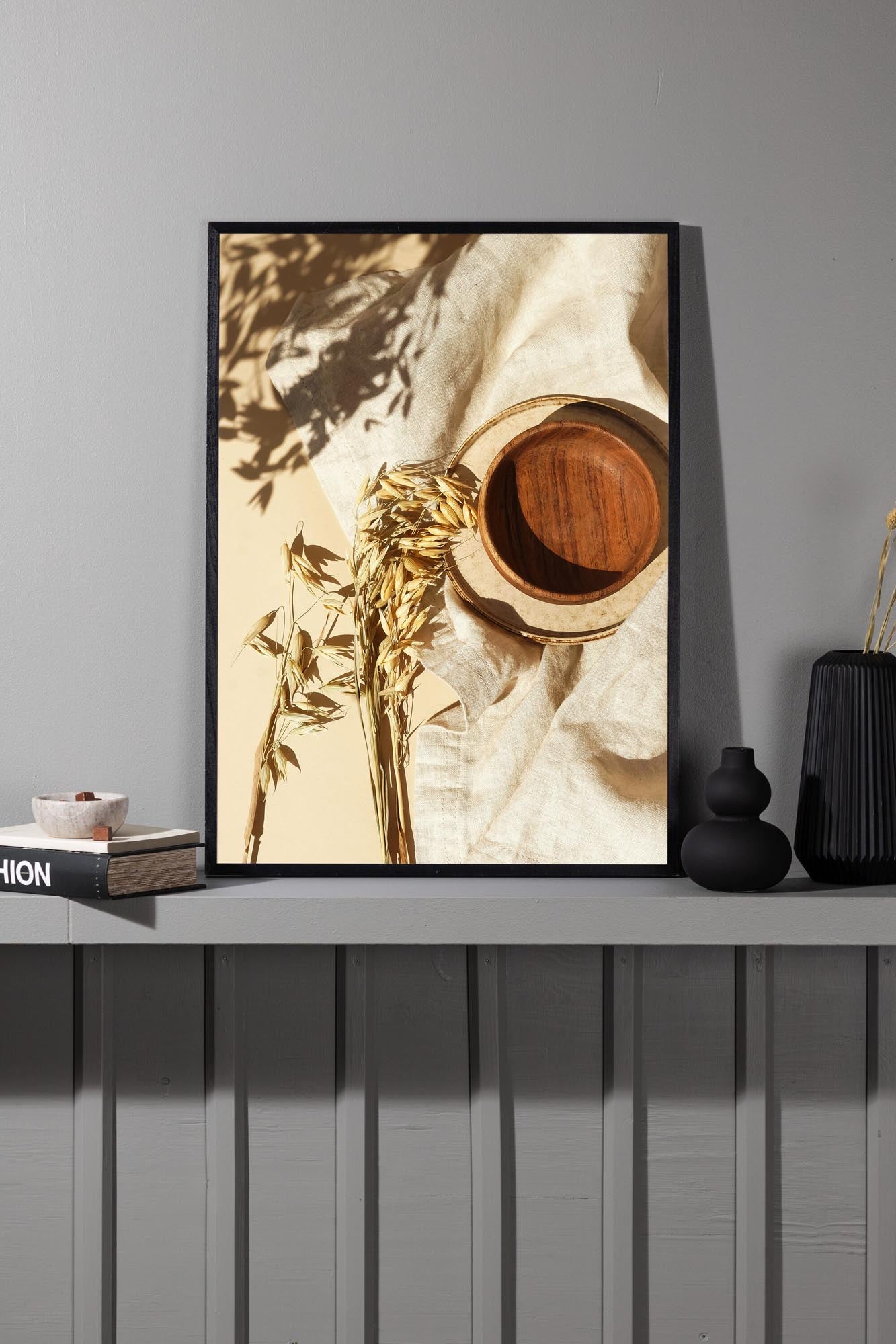 Entdecken Sie das Poster "Brown Bowl" von Venture Home – ein stilvolles Kunstwerk, das Wärme und Eleganz in Ihr Zuhause bringt.