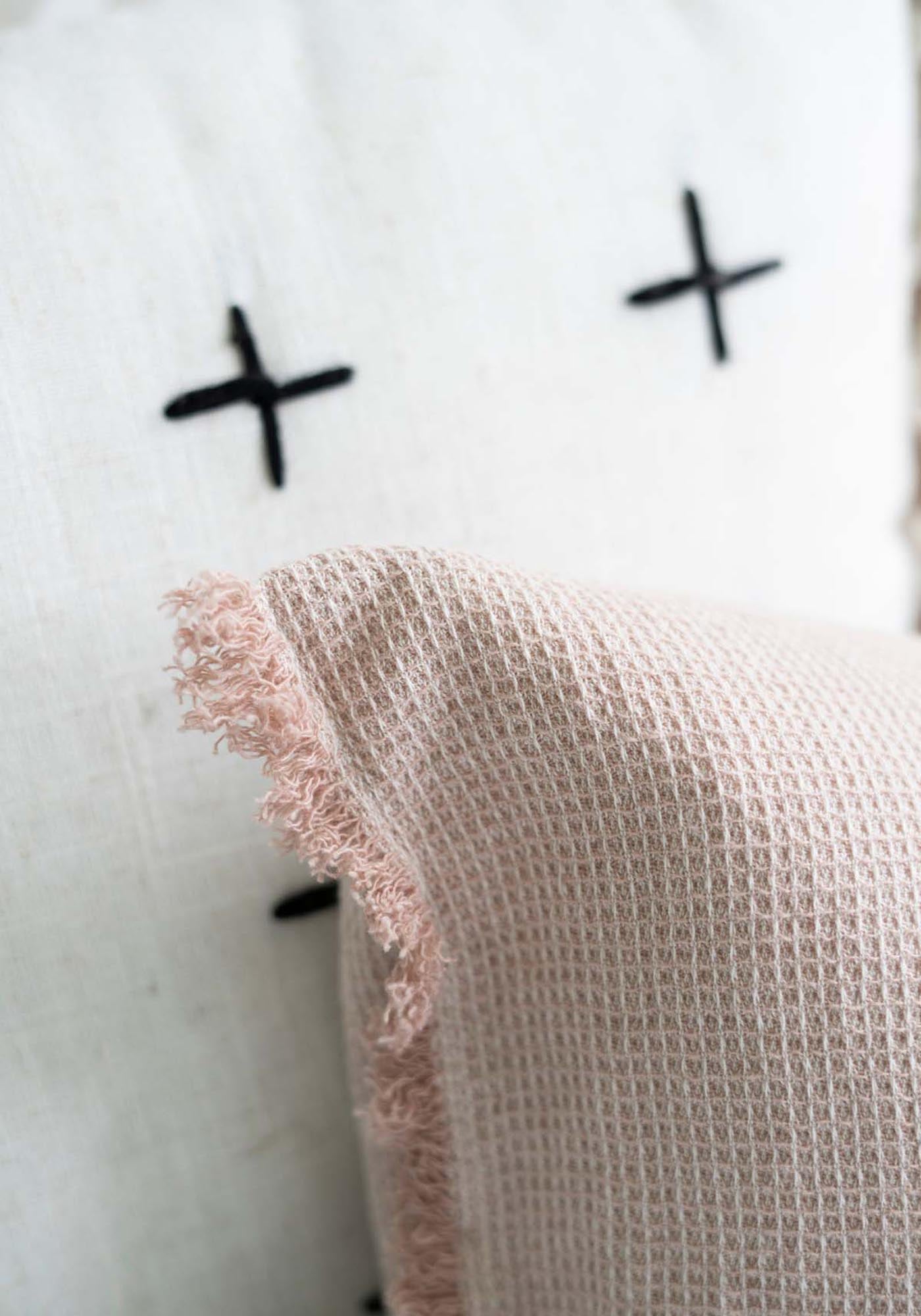 Venture Home Kissen Poster: Ein Kunstwerk für stilvolle Wände, das mit sanften Farben und modernen Texturen begeistert.