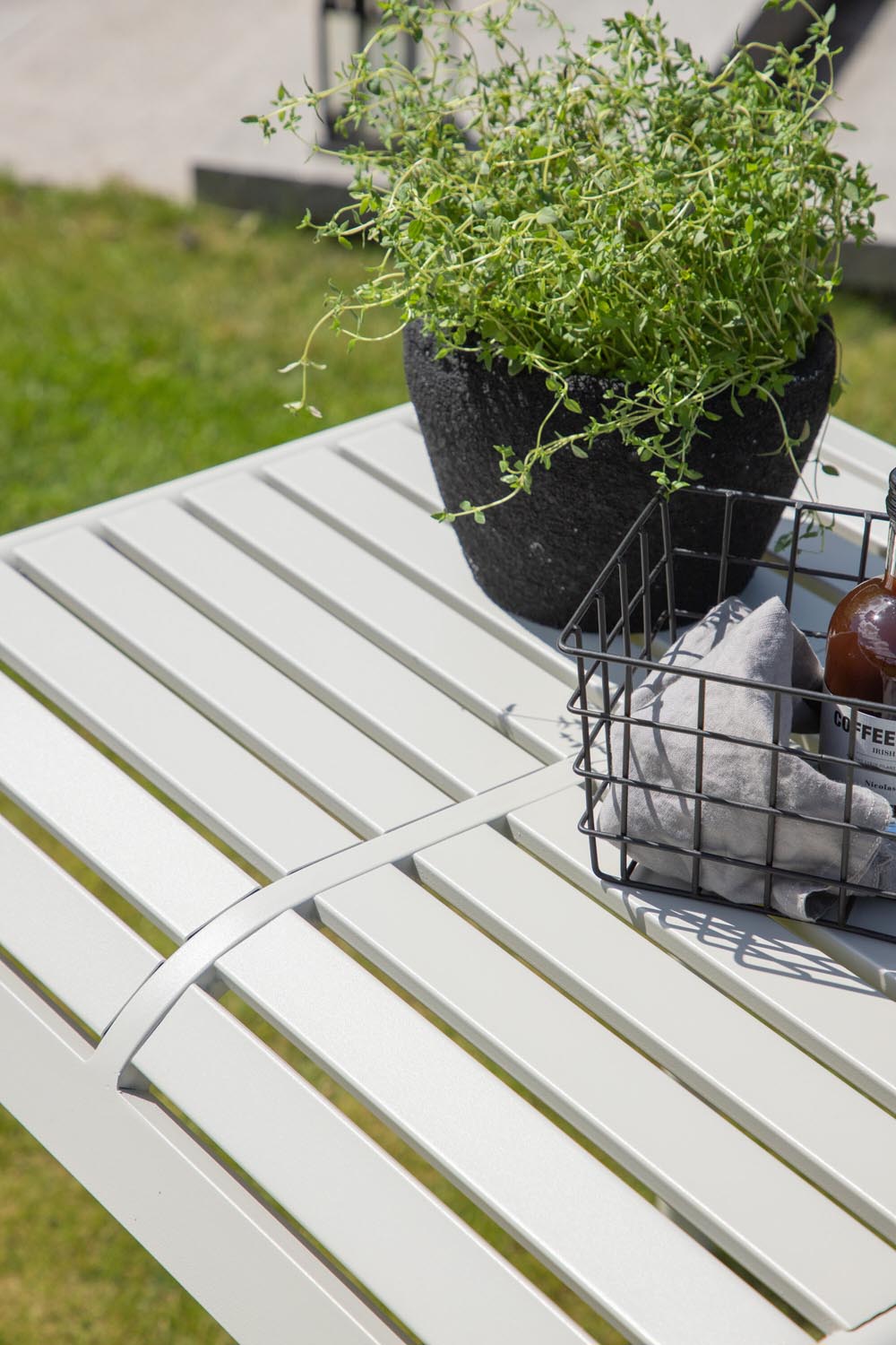 Borneo Beistelltisch in Beige präsentiert im Onlineshop von KAQTU Design AG. Beistelltisch Outdoor ist von Venture Home