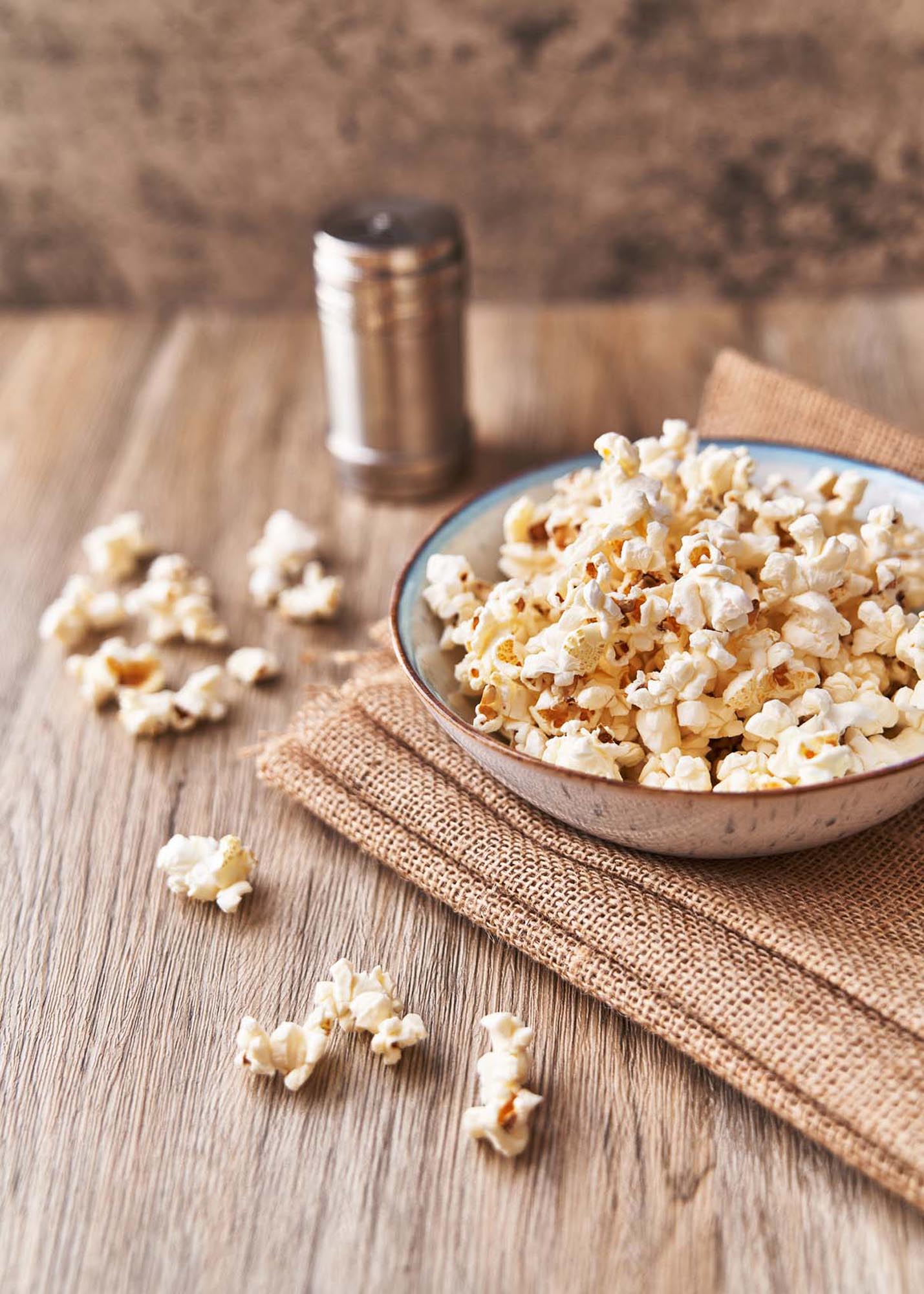 Popcorn Poster von Venture Home: Kinoflair für Ihr Wohnzimmer.