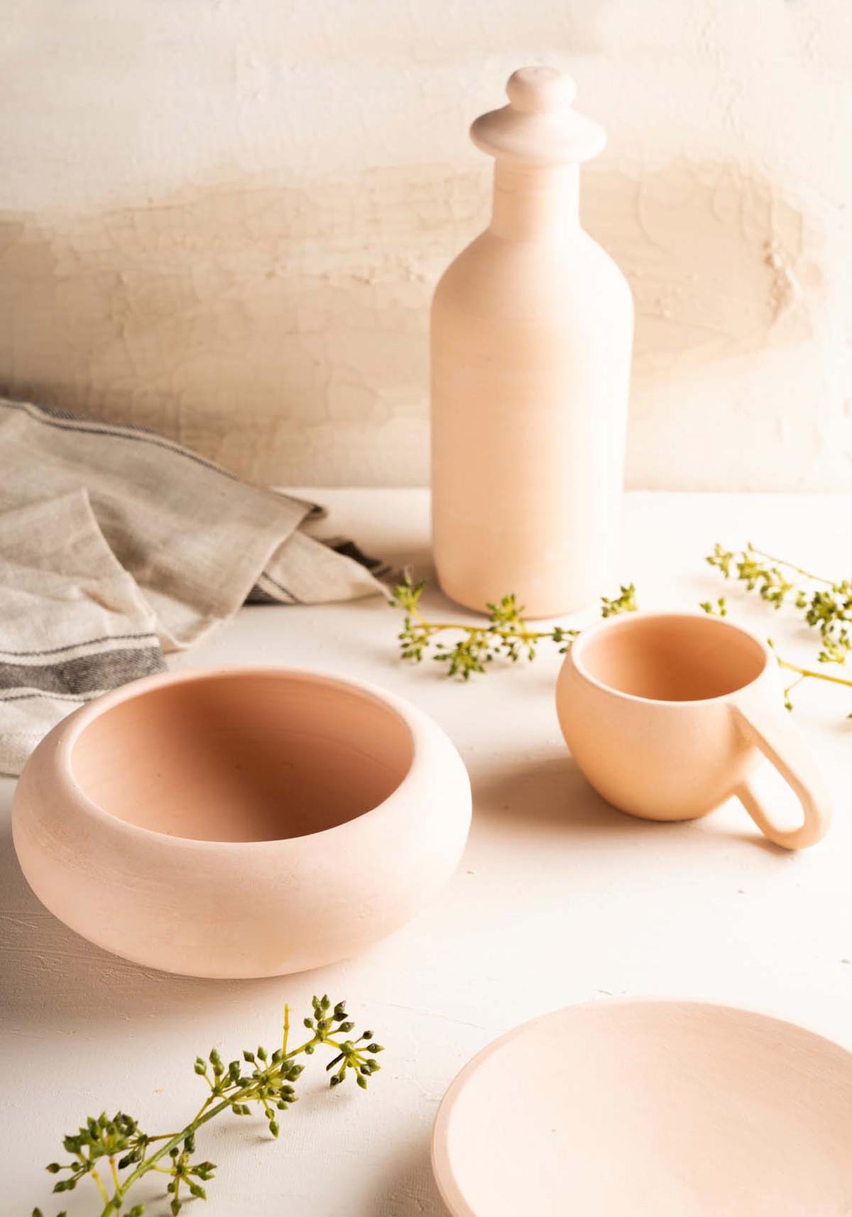 Ceramics Poster in Beige präsentiert im Onlineshop von KAQTU Design AG. Bild ist von Venture Home