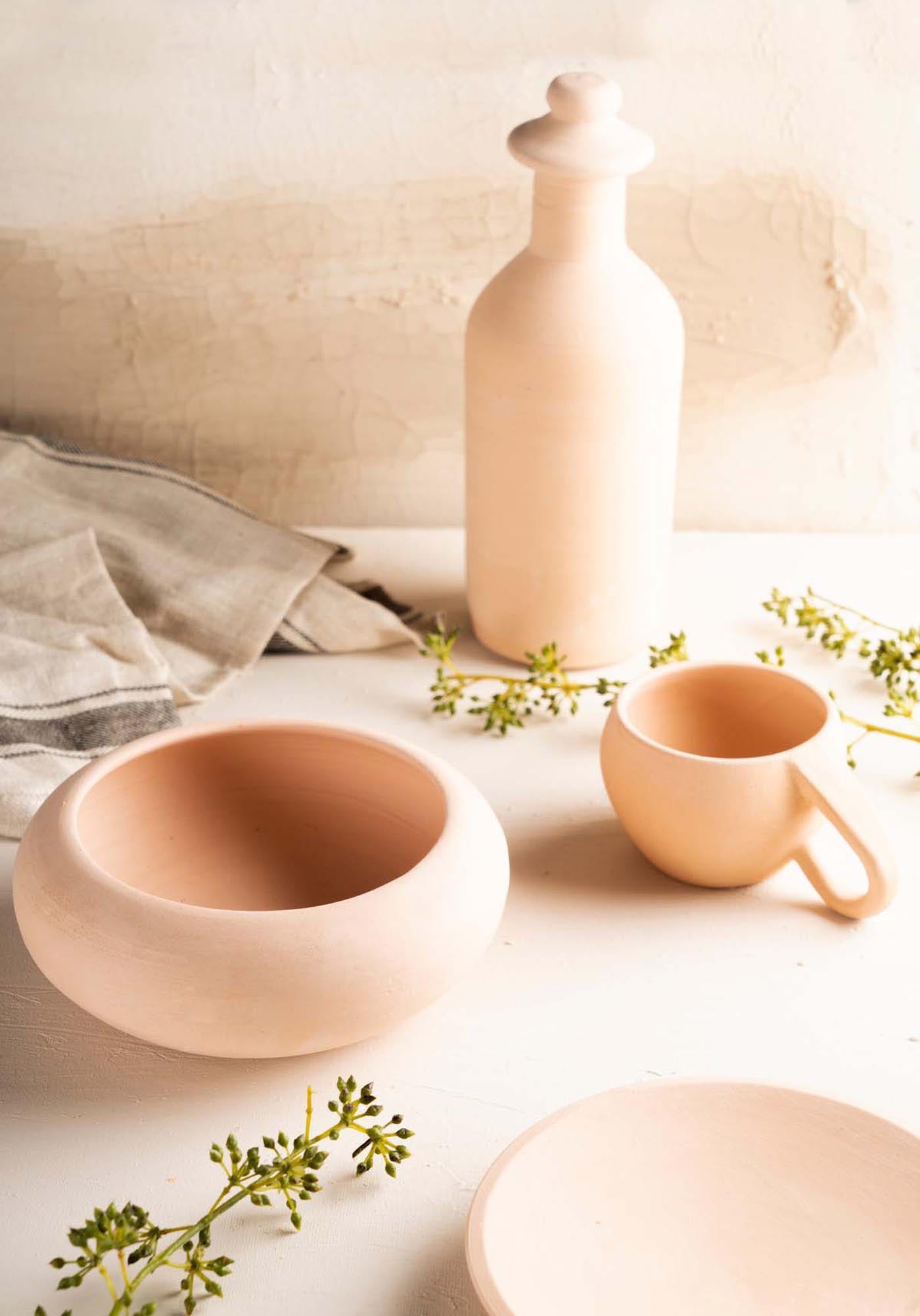 Erleben Sie das Ceramics Poster von Venture Home: Ein stilvolles Kunstwerk, das Keramik und üppige Natur in warmen Terrakotta-Tönen vereint.