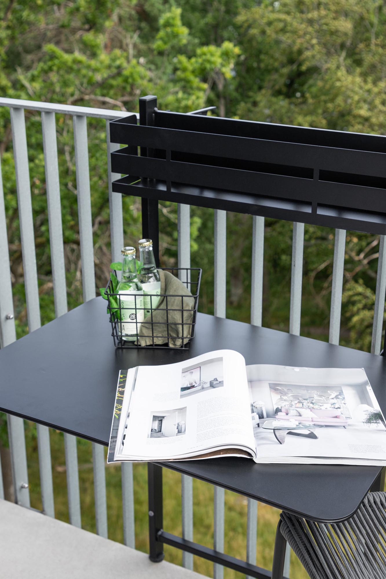 Kompakter Borneo Tisch: Praktisch klappbar, ideal für Balkone, maximiert Raum und Stil.