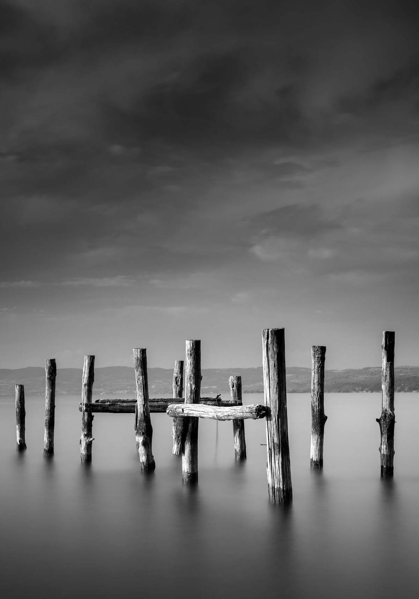 Entdecken Sie das Ozean Poster von Venture Home: Ein einzigartiges Schwarzweiss-Kunstwerk (21x30 cm), das Natur und Eleganz vereint.