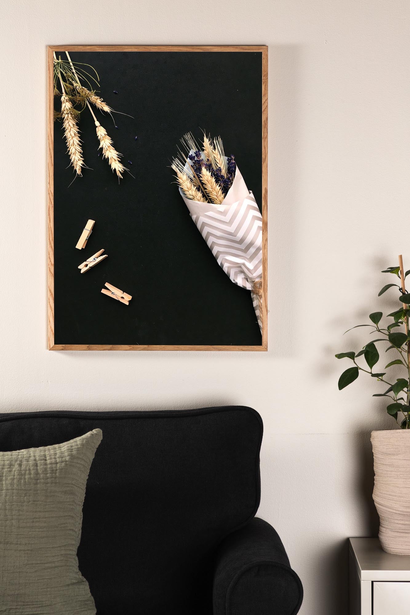 Elegantes Poster "Flowers on Table" von Venture Home für Ihr Zuhause.