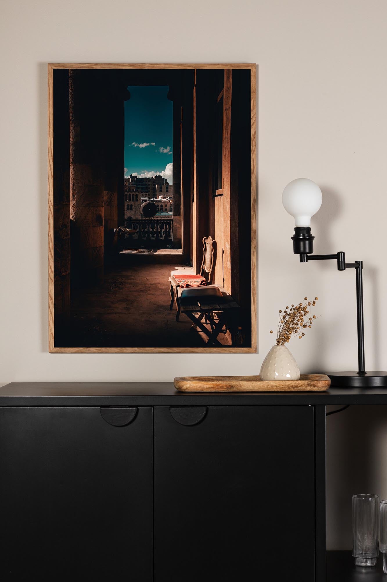 Verleihen Sie Ihrem Raum mit dem Tunnel Vision Poster von Venture Home einen Hauch von Wärme und urbaner Eleganz. Ideal für jeden Wohnstil!