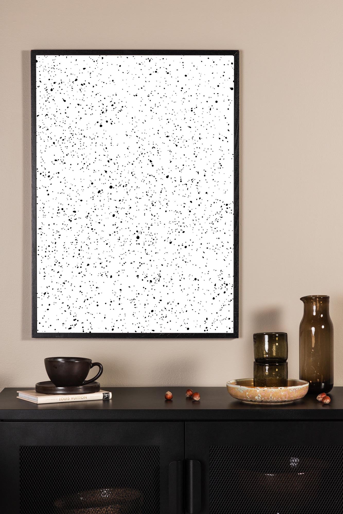 Dots Poster V1: Minimalistisches Design mit dynamischen Akzenten für eine einladende Atmosphäre in jedem Raum.