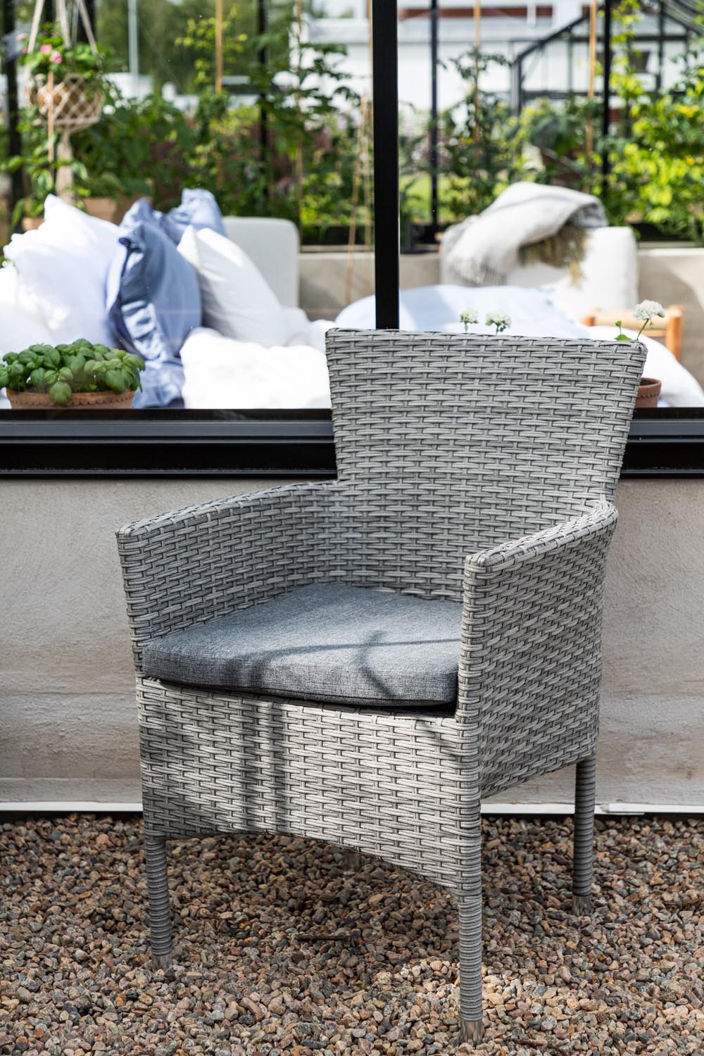 Malina Gartenstuhl in Grau präsentiert im Onlineshop von KAQTU Design AG. Gartenstuhl mit Armlehnen ist von Venture Home