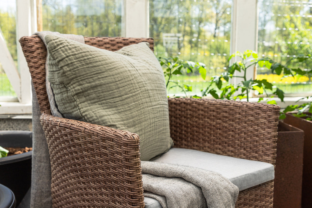 Malin Gartenstuhl in Natur präsentiert im Onlineshop von KAQTU Design AG. Gartenstuhl mit Armlehnen ist von Venture Home