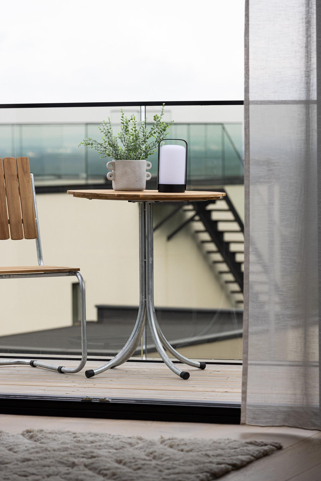 Stilvoller Holmsund Tisch: Perfekt für Ihren Aussenbereich.