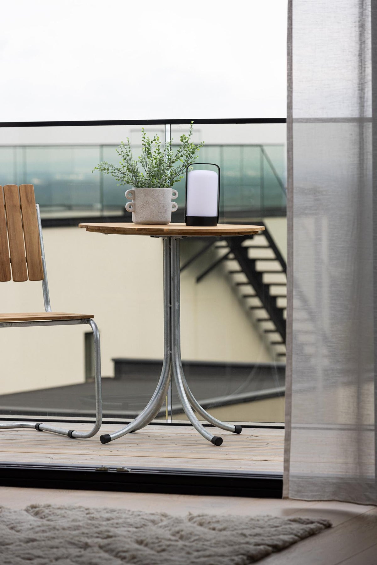 Holmsund Cafe Tisch in Natur präsentiert im Onlineshop von KAQTU Design AG. Beistelltisch Outdoor ist von Venture Home