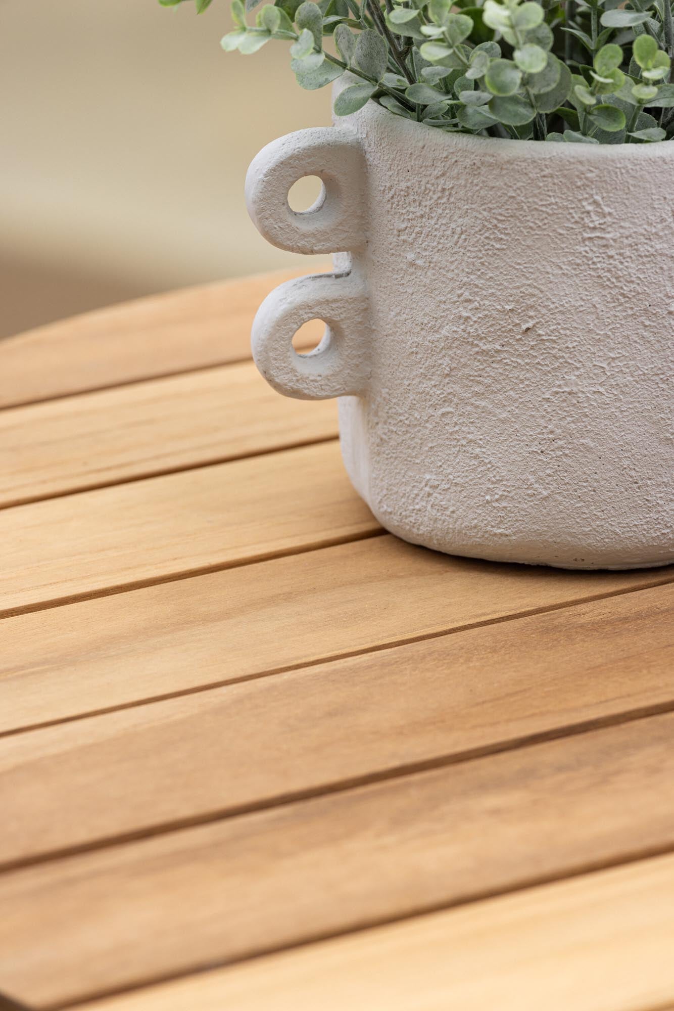 Stilvoller Holmsund Tisch: Perfekt für zeitgemässe Outdoor-Bereiche.