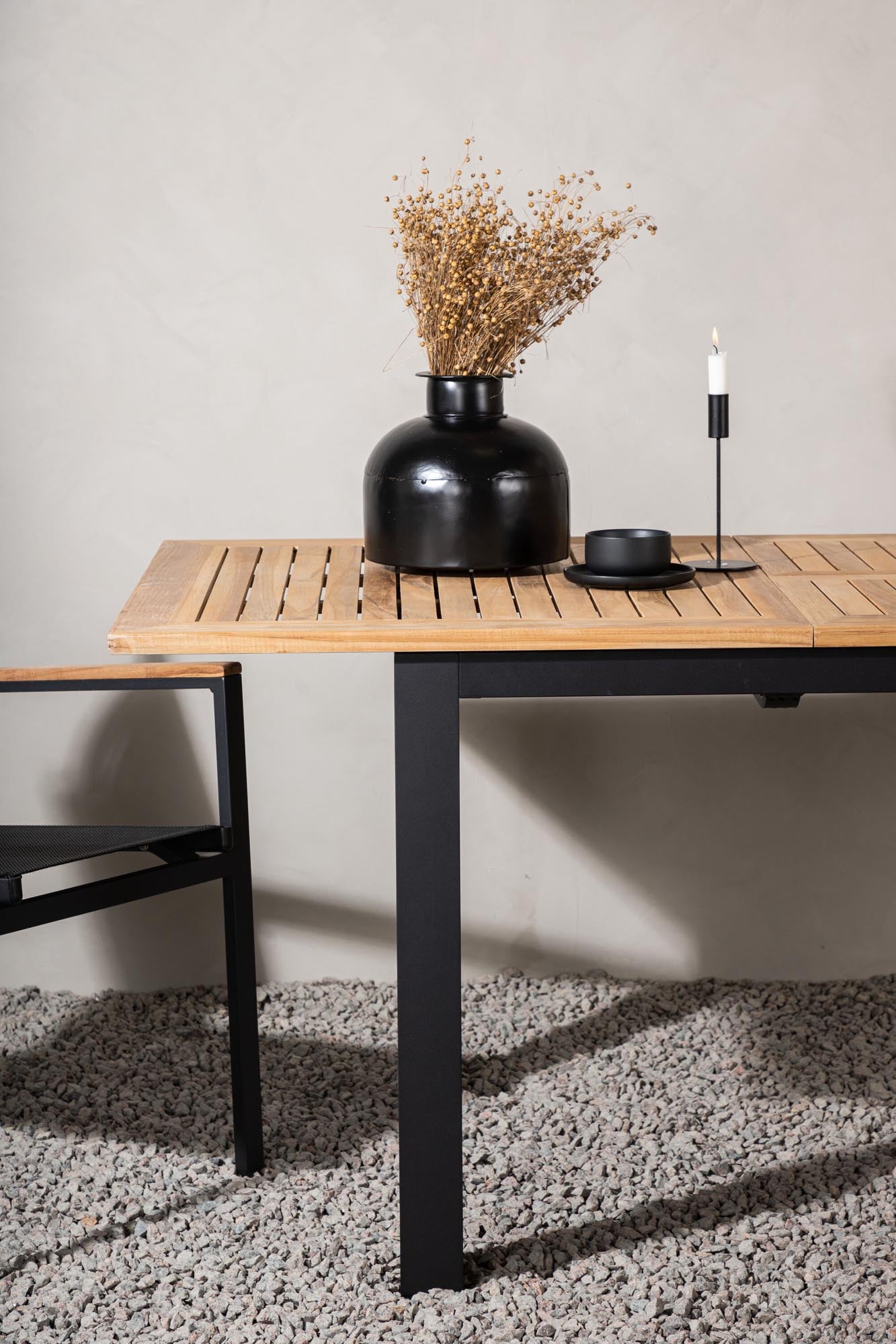 Moderner, ausziehbarer Panama Gartentisch von Venture Home, ideal für stilvolle Aussenbereiche und gesellige Anlässe.