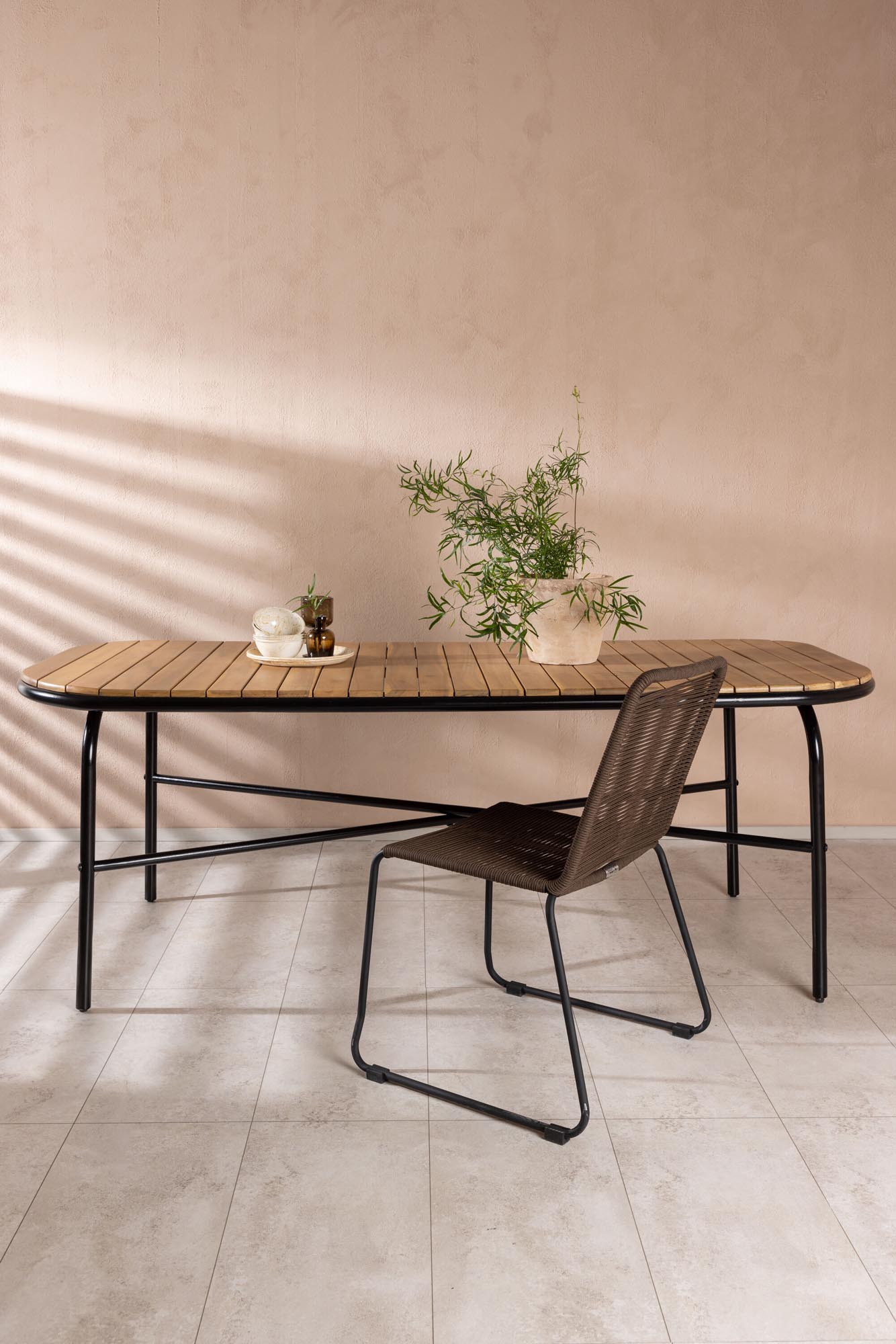 Erleben Sie den Holmbeck Tisch Outdoor von Venture Home – stilvoller Gartentisch aus langlebigem Akazienholz und modernem Stahl, perfekt für Ihre Terrasse!