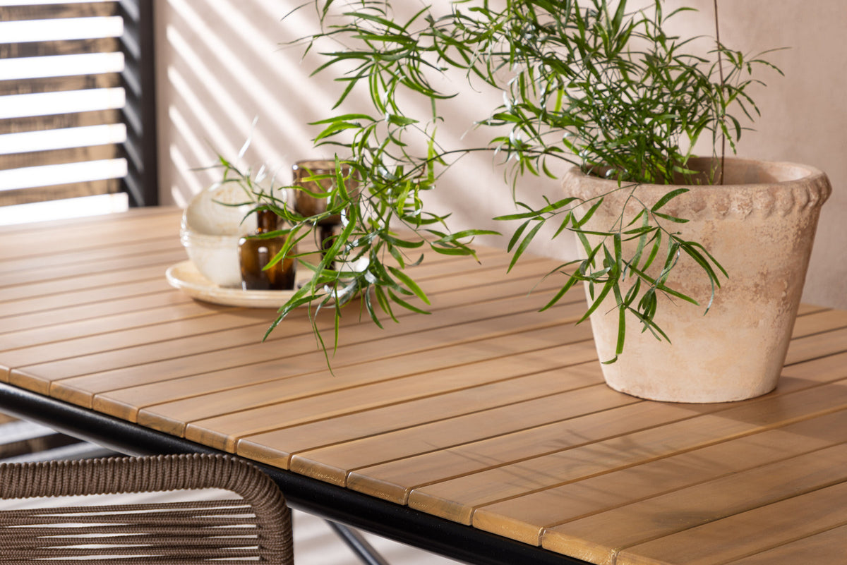 Holmbeck Tisch Outdoor in Natur präsentiert im Onlineshop von KAQTU Design AG. Gartentisch ist von Venture Home
