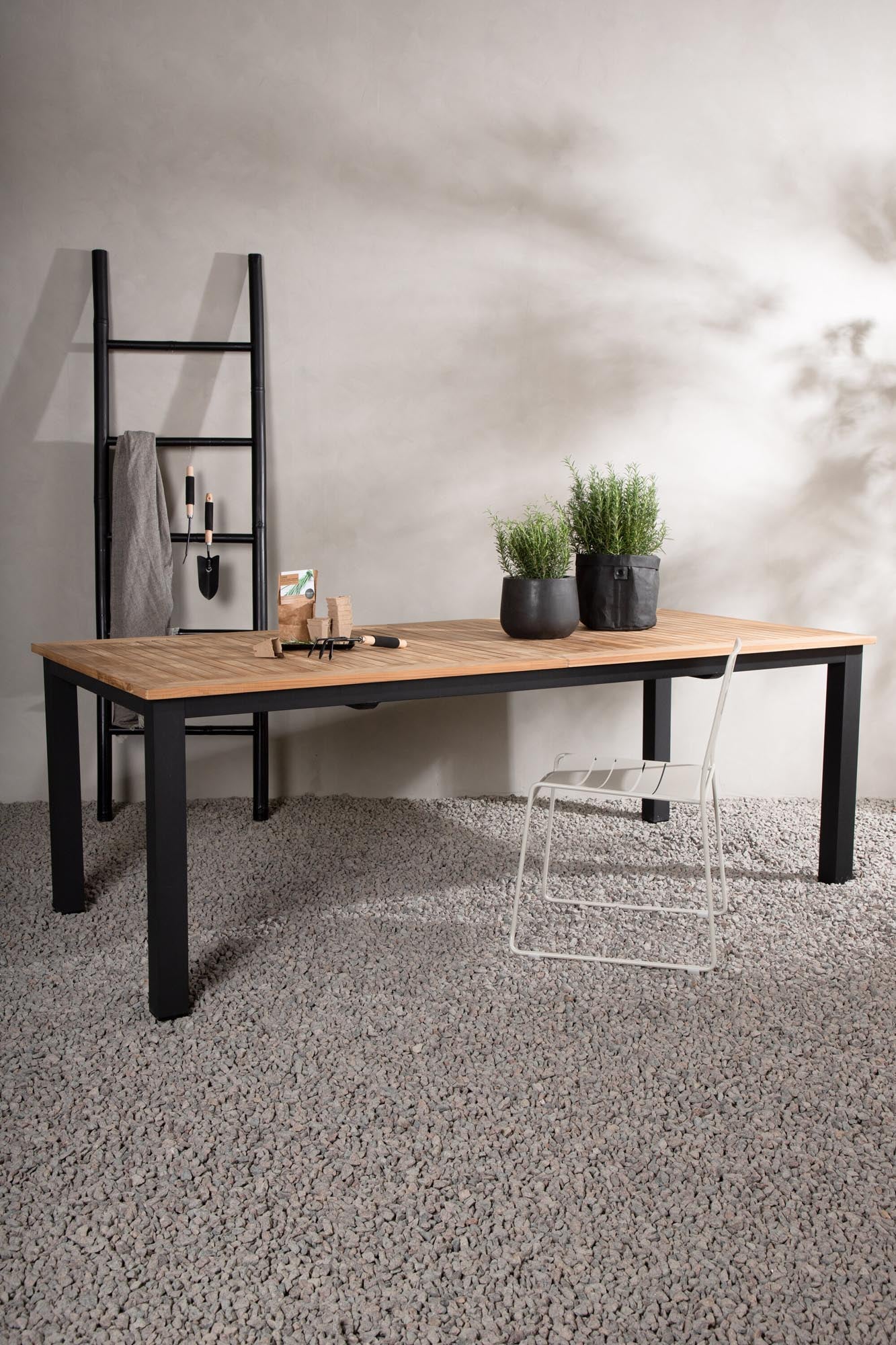 Eleganter, ausziehbarer Panama Gartentisch von Venture Home, perfekt für moderne Aussenbereiche und gesellige Runden.