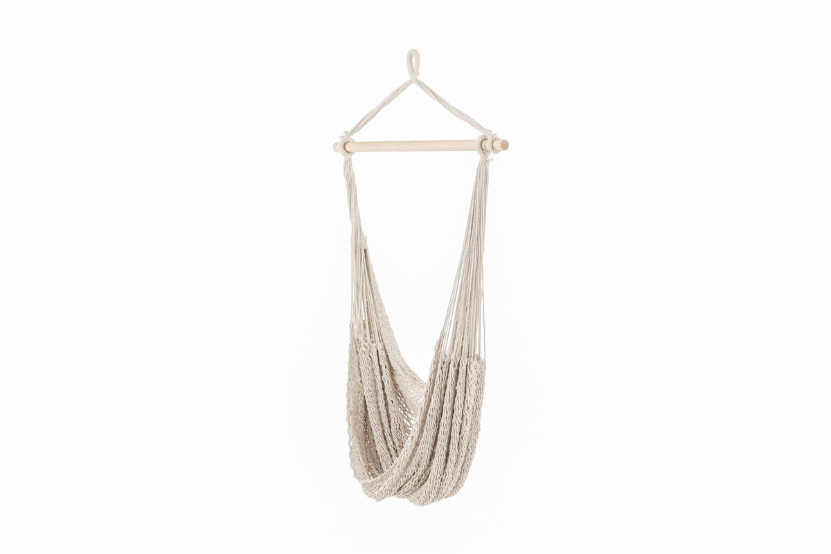 Kalino Haning Stuhl in Cremefarben präsentiert im Onlineshop von KAQTU Design AG. Schaukel Outdoor ist von Venture Home