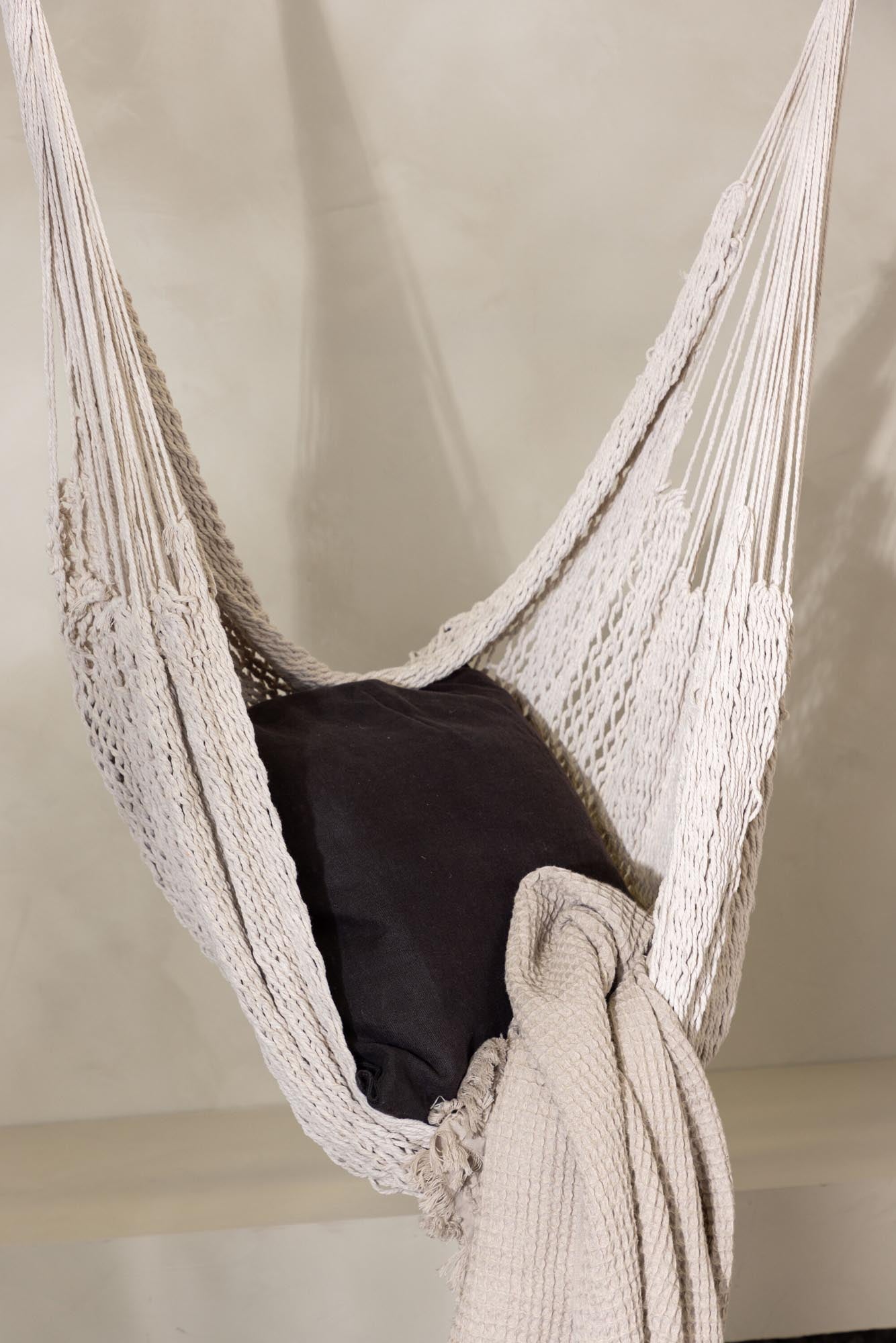 Erleben Sie Luxus pur im Kalino Hängestuhl von Venture Home.