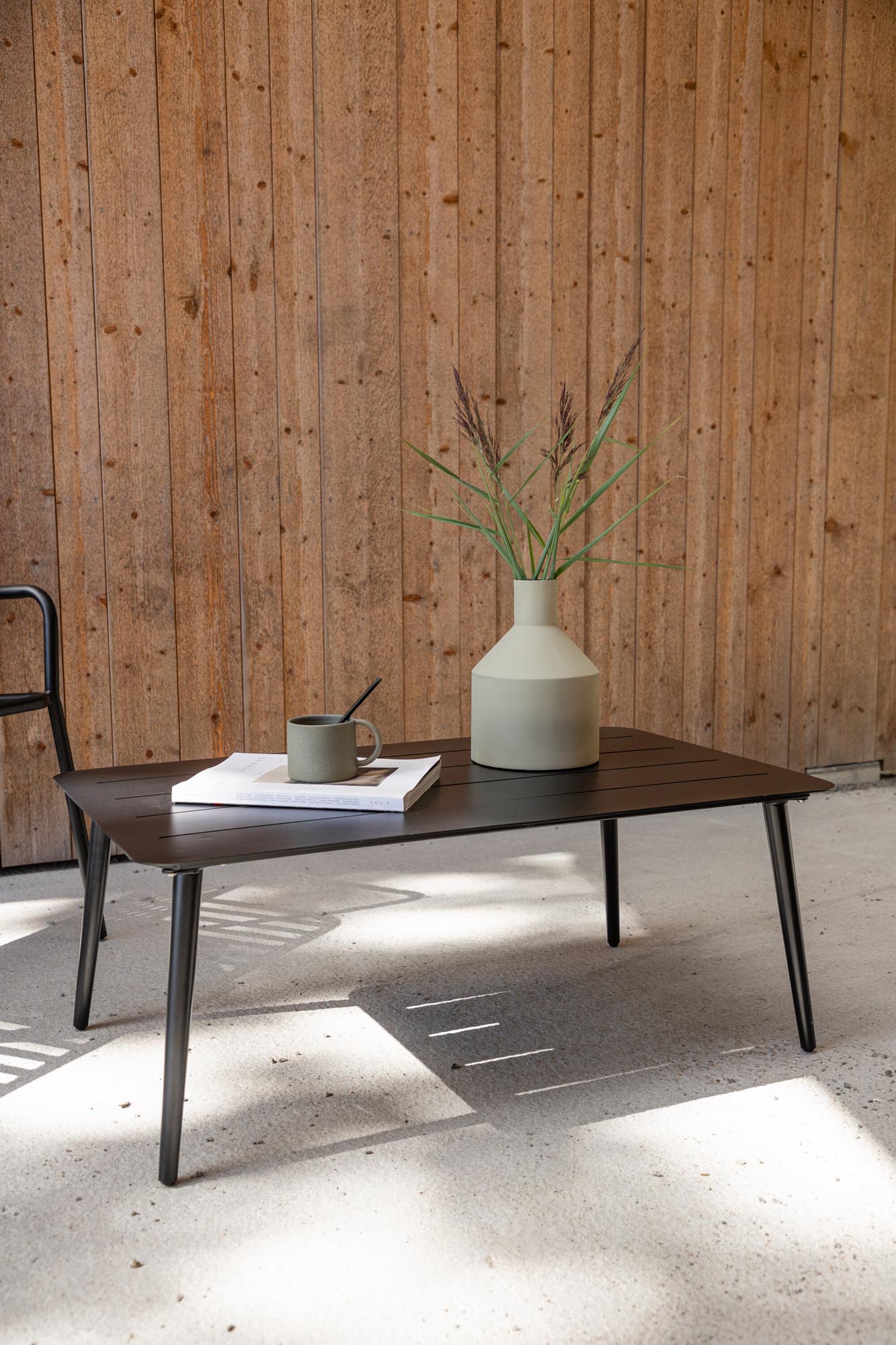 Lina Coffee Tisch Outdoor in Schwarz präsentiert im Onlineshop von KAQTU Design AG. Beistelltisch Outdoor ist von Venture Home