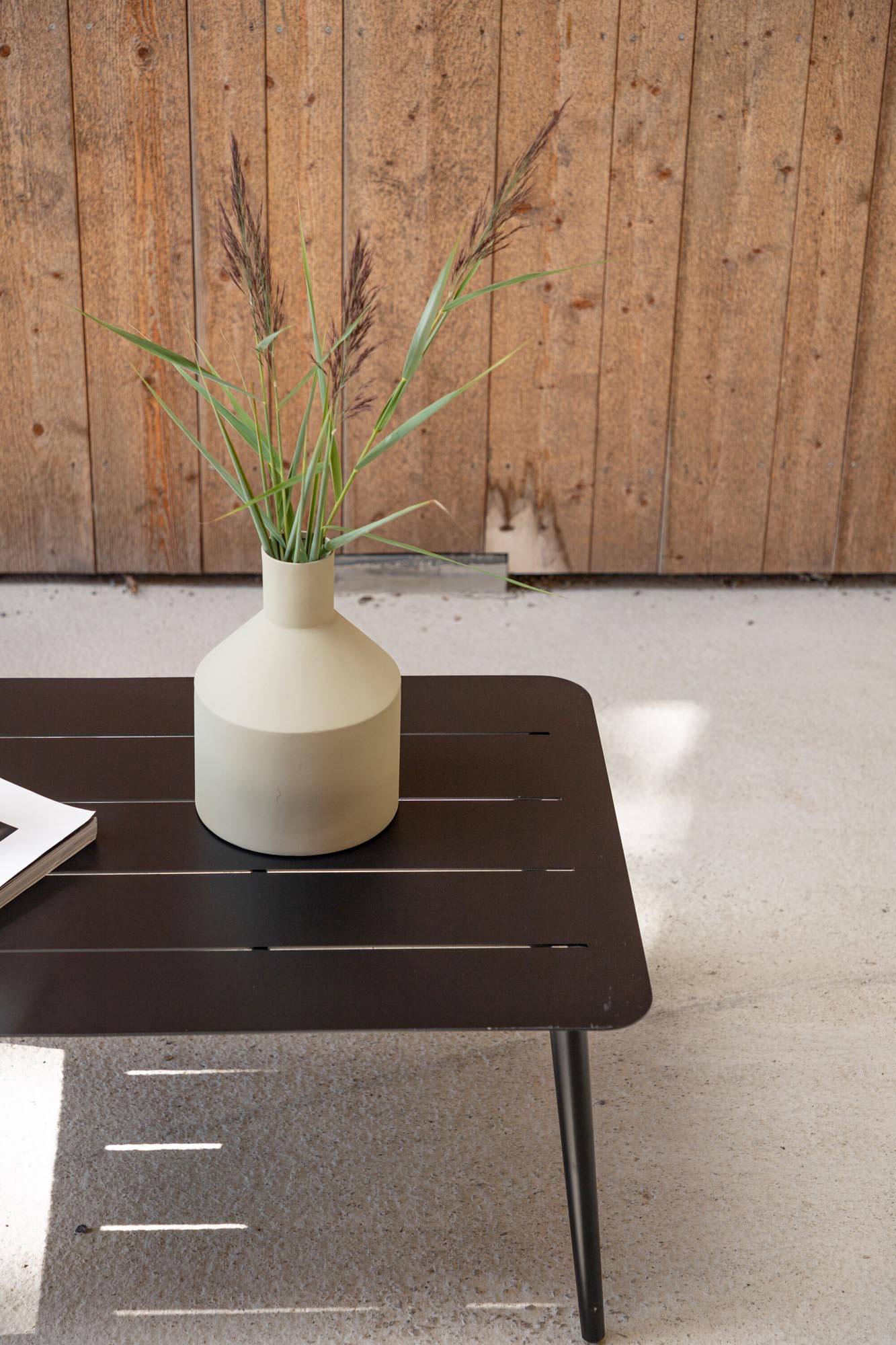 Moderner Lina Outdoor-Tisch von Venture Home für stilvolle Terrassen.