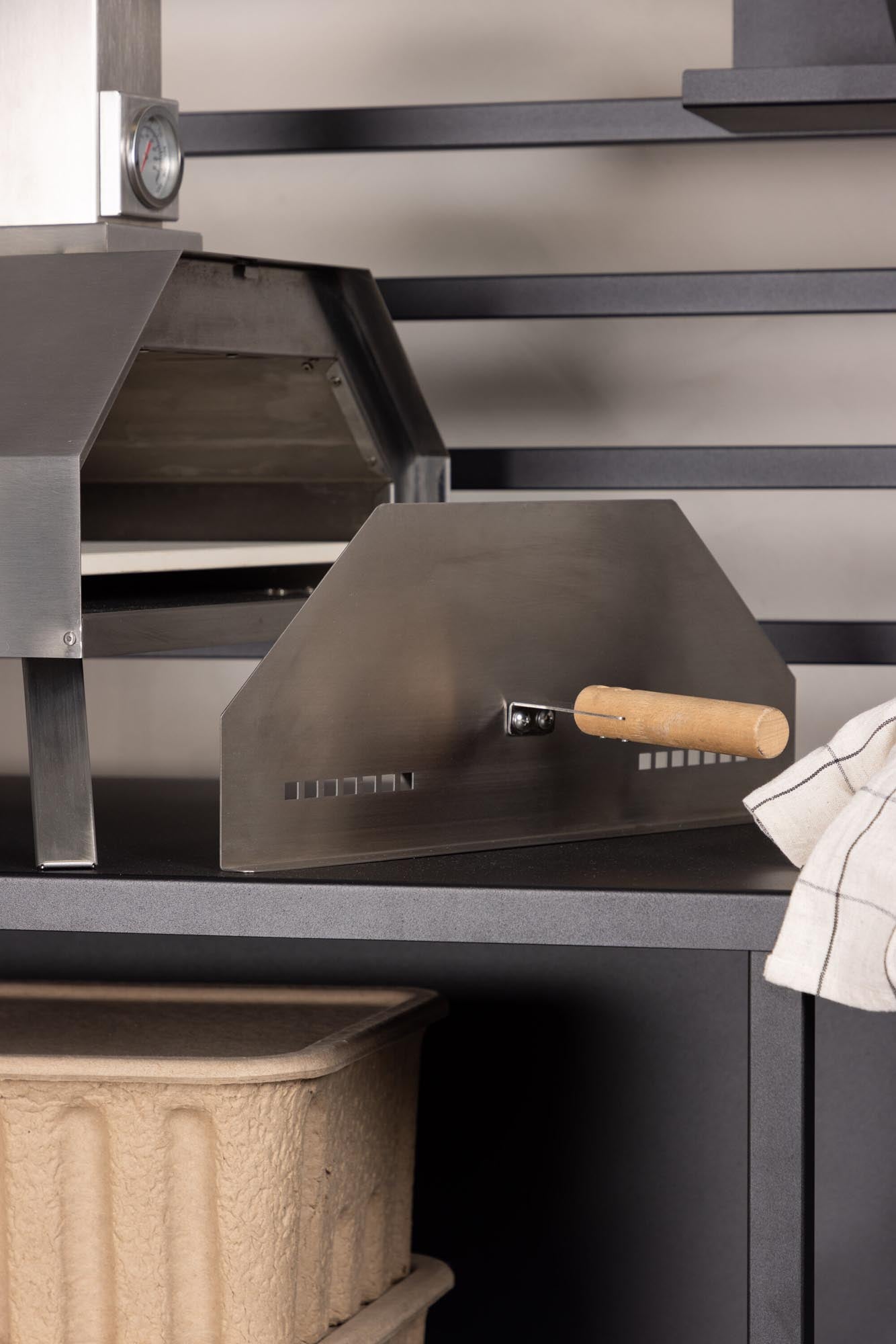 Hamnå Pizzaofen von Venture Home: Perfekt für gesellige Abende im Freien, mit robustem Design und gleichmäßiger Hitzeverteilung für köstliche Pizzen.