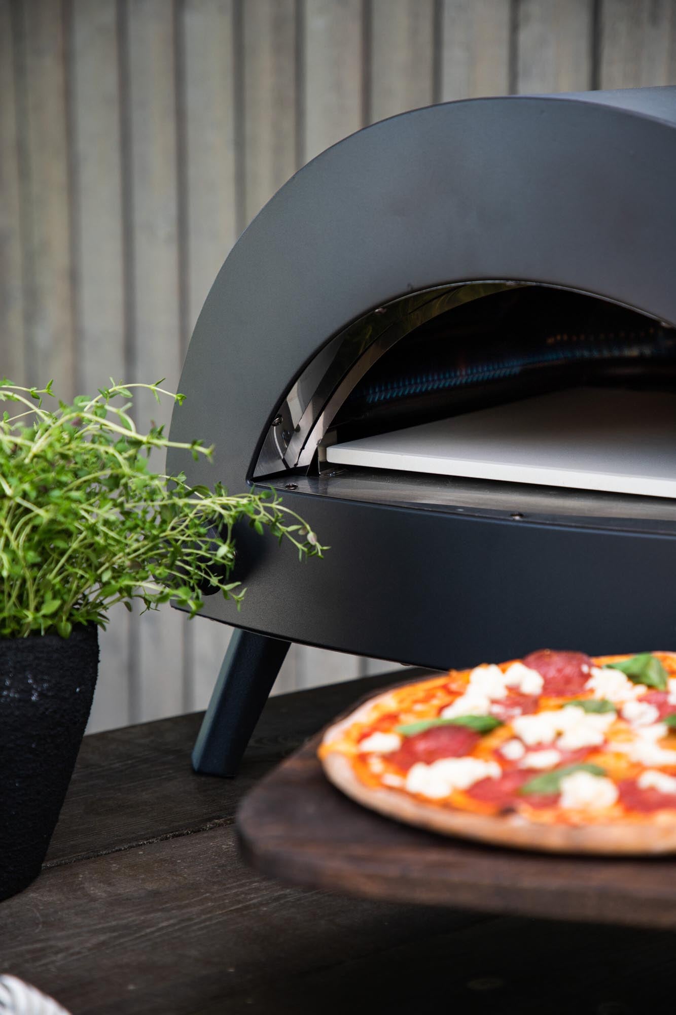 Erleben Sie mit dem Bukom Gas Pizzaofen von Venture Home authentische Pizzagenüsse im Garten. Kompakt, leistungsstark und stilvoll!