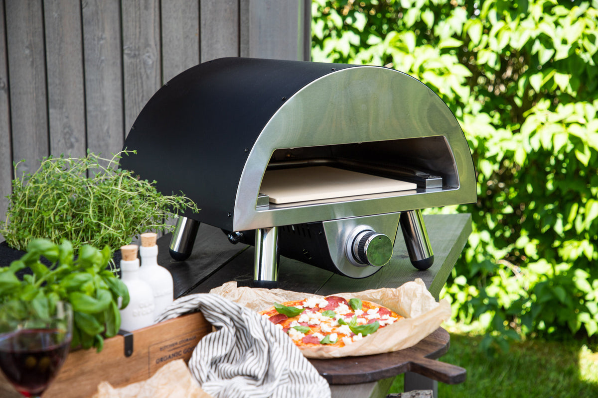 Sentosa Pizzaugn in Schwarz präsentiert im Onlineshop von KAQTU Design AG. Pizza ist von Venture Home