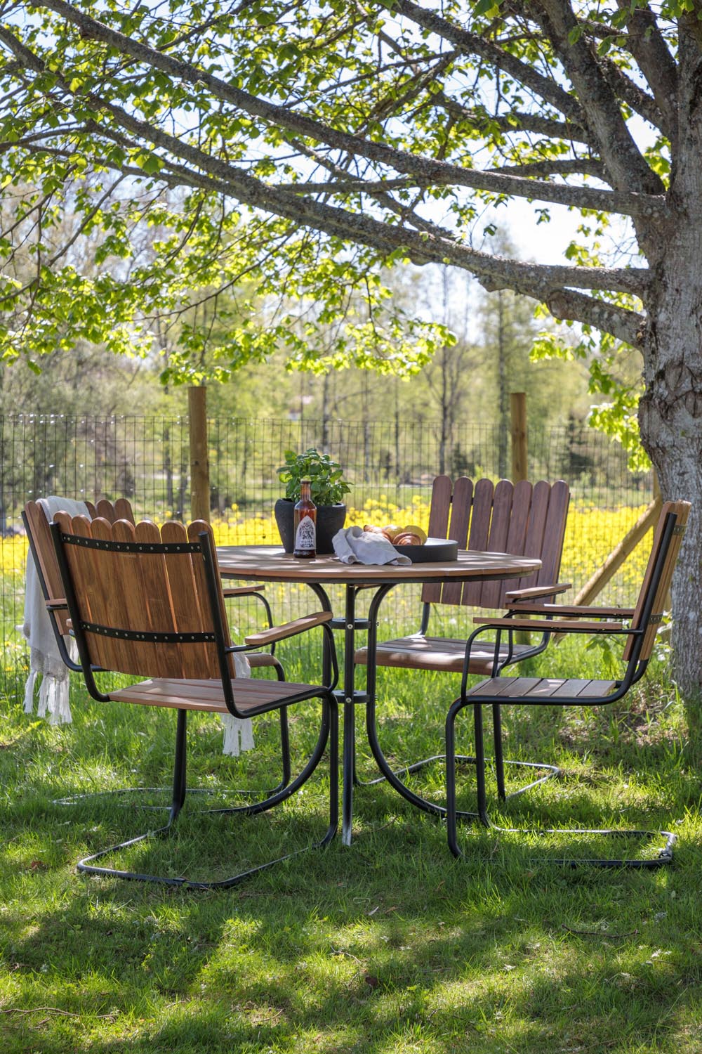 Holmsund Outdoor-Tischset ⌀100cm/4St. in Natur präsentiert im Onlineshop von KAQTU Design AG. Gartentischset ist von Venture Home