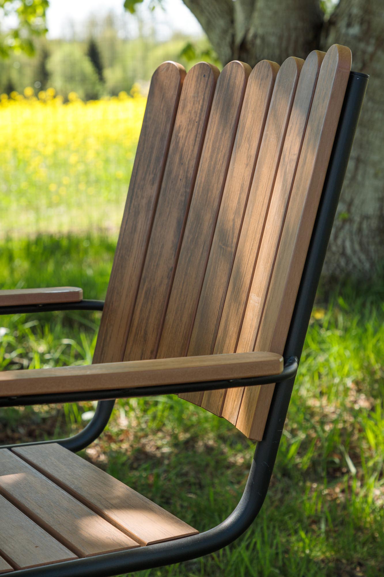 Das Holmsund Outdoor-Tischset von Venture Home kombiniert modernes Design mit Funktionalität, ideal für Garten oder Terrasse, Platz für 4 Personen.