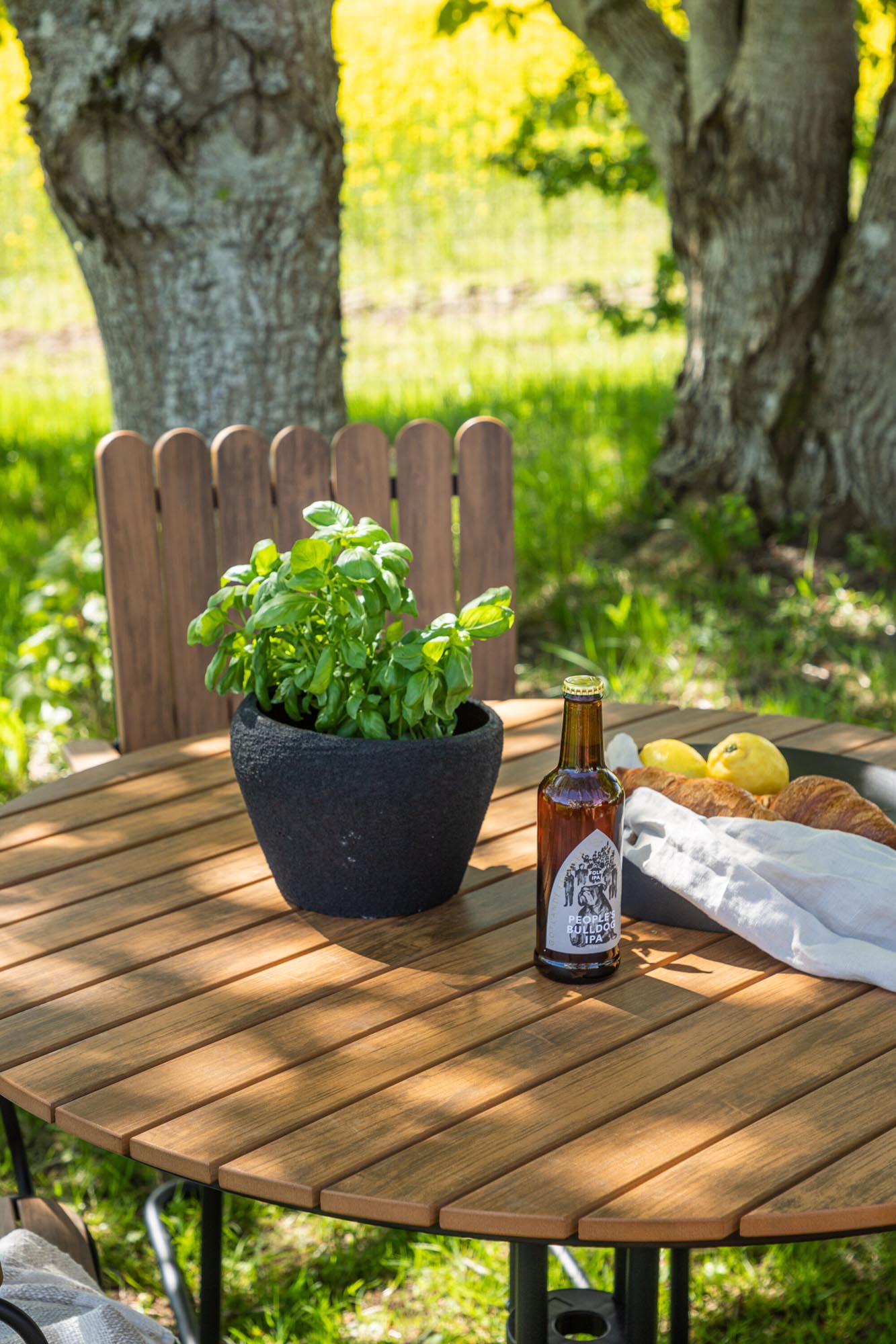 Das Holmsund Outdoor-Tischset von Venture Home bietet stilvolles Design und Komfort, perfekt für Garten oder Terrasse, Platz für 4 Personen.