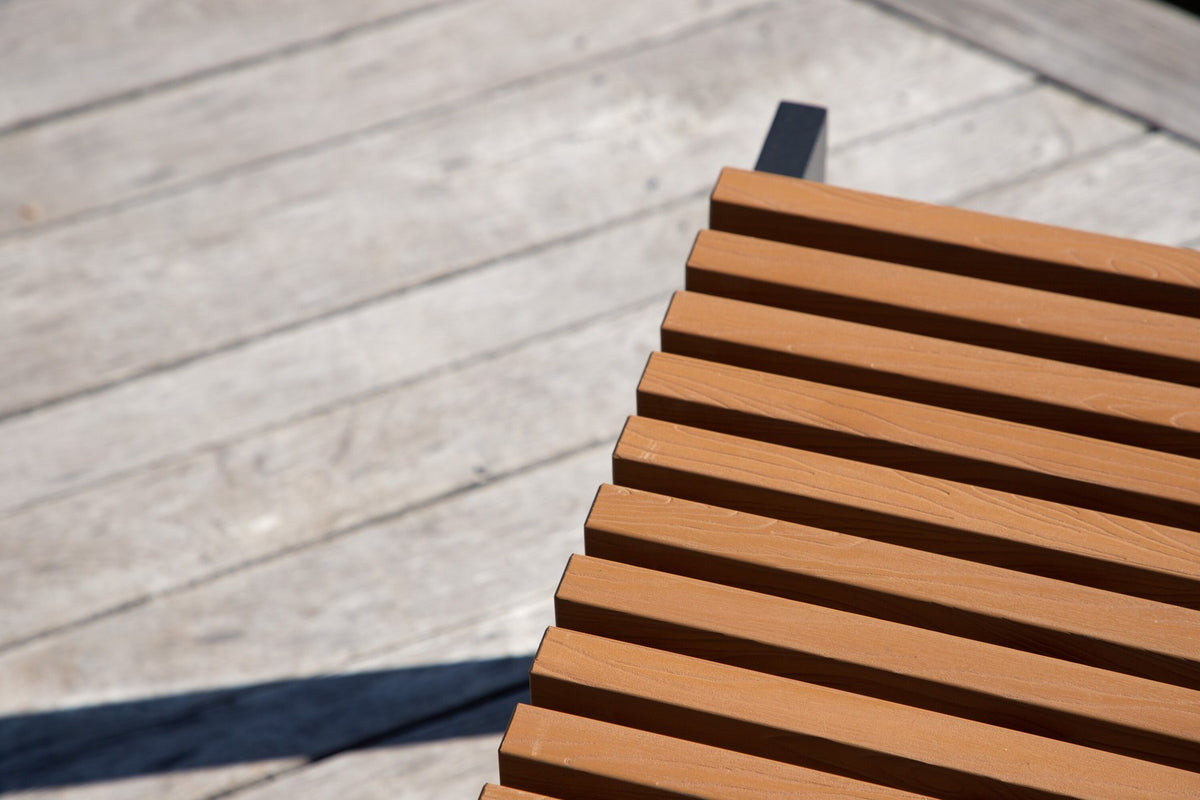 Gartenbank Athena von Venture Home mit schwarzem Aluminiumgestell und gerippter Sitzfläche aus braunem Aintwood, Outdoor-Design.