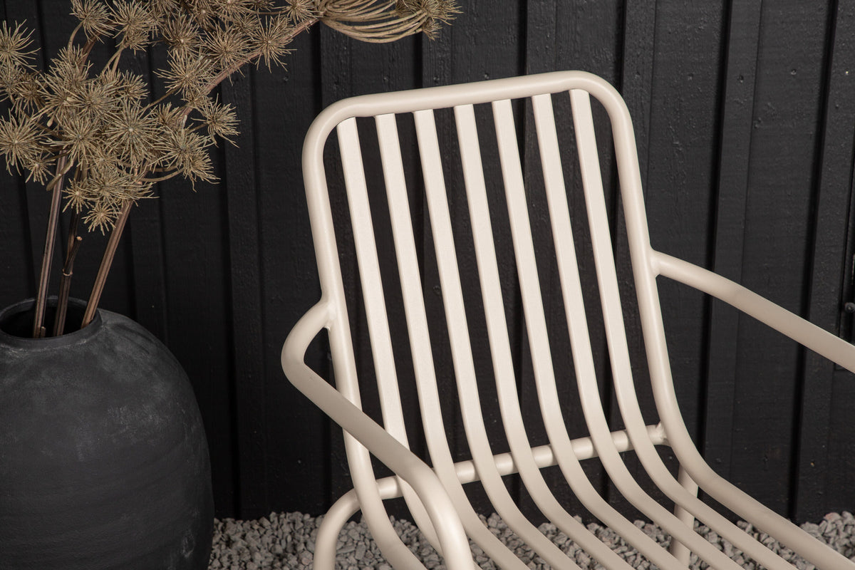 Peking Gartenstuhl in Beige präsentiert im Onlineshop von KAQTU Design AG. Gartenstuhl mit Armlehnen ist von Venture Home