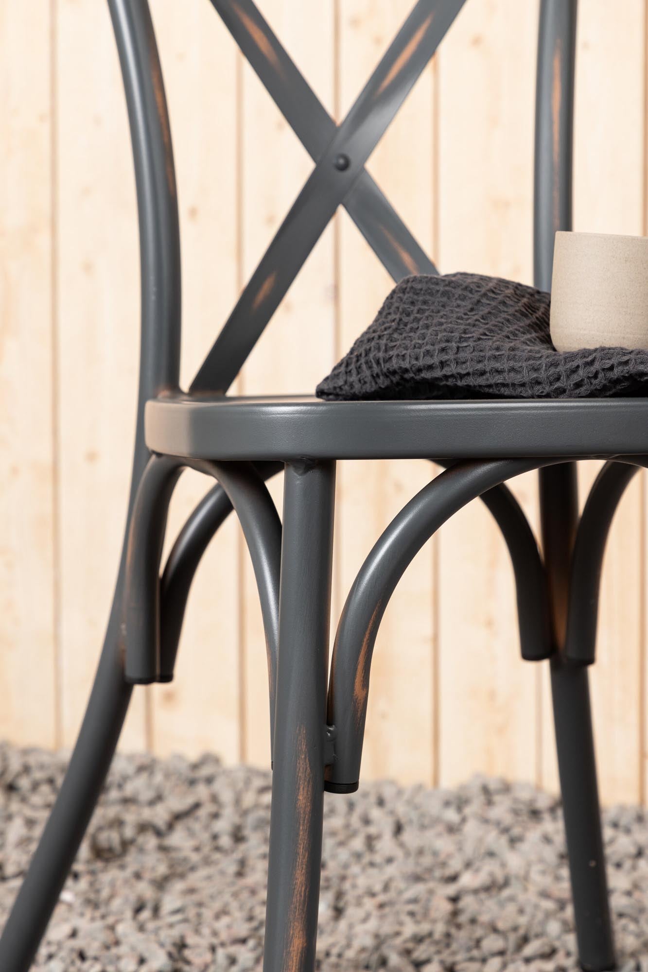 Entdecken Sie den Tablas Stuhl von Venture Home: Ein stilvoller, wetterfester Gartenstuhl aus robustem Aluminium, perfekt für entspannte Stunden im Freien.