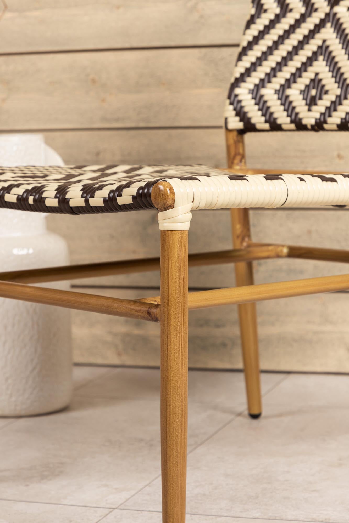 Entdecken Sie den Calapan Stuhl von Venture Home – eleganter Outdoor-Sessel aus pflegeleichtem Kunstrattan, ideal für jeden Außenbereich.