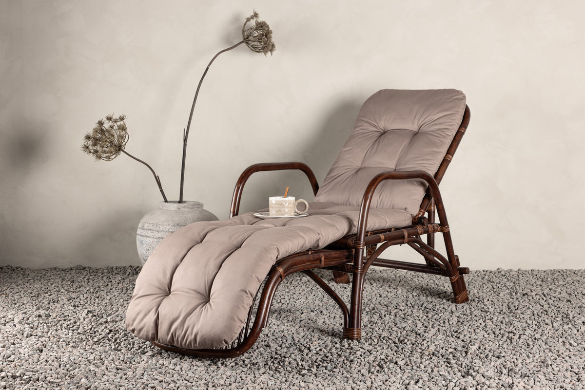Nella Sonnenliege in Dunkles Walnussholz präsentiert im Onlineshop von KAQTU Design AG. Liegestuhl ist von Venture Home