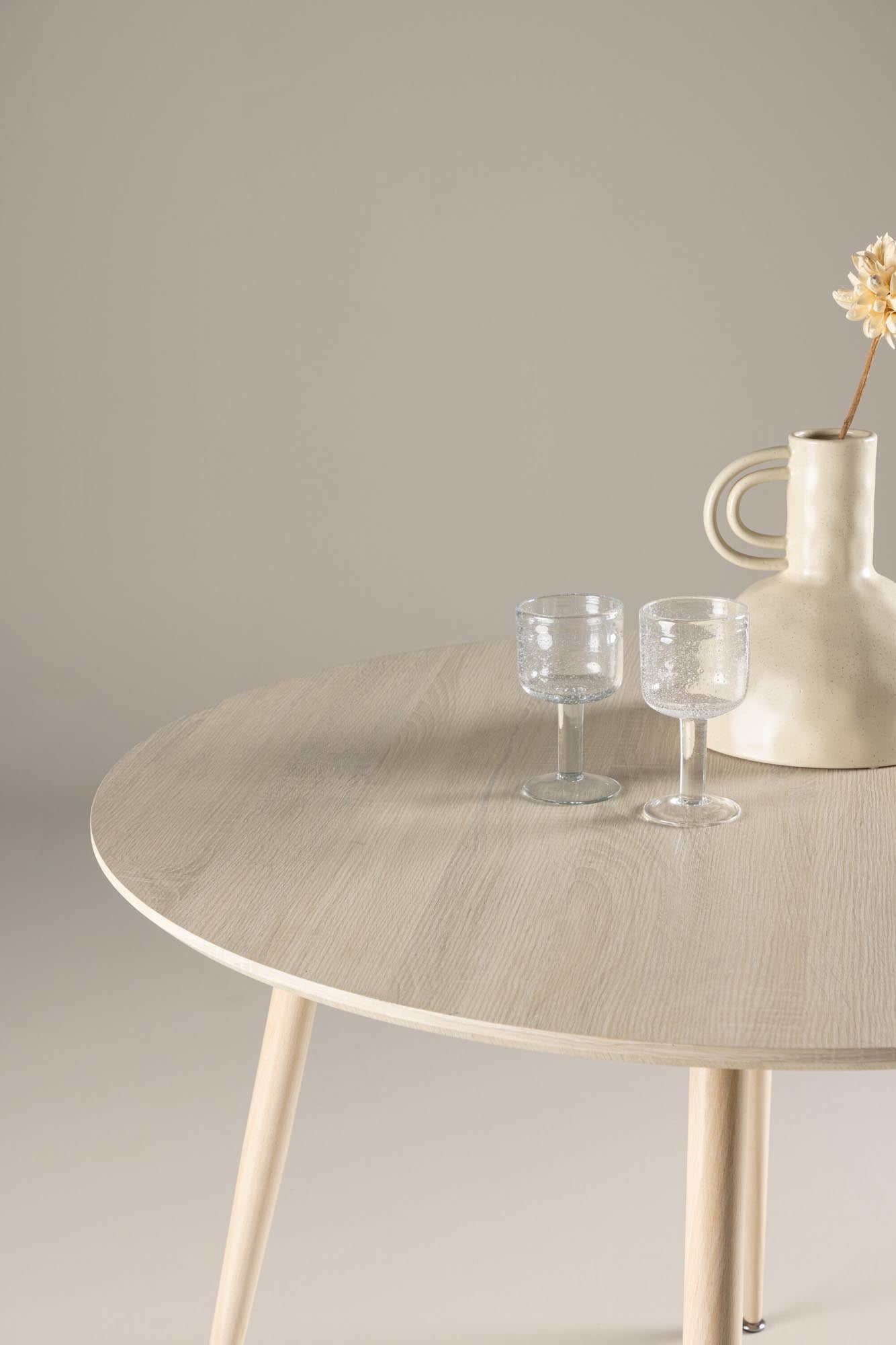 Entdecken Sie den robusten Plaza Tisch von Venture Home – ideal für Esszimmer und überdachte Aussenbereiche, vereint modernes Design mit Funktionalität.