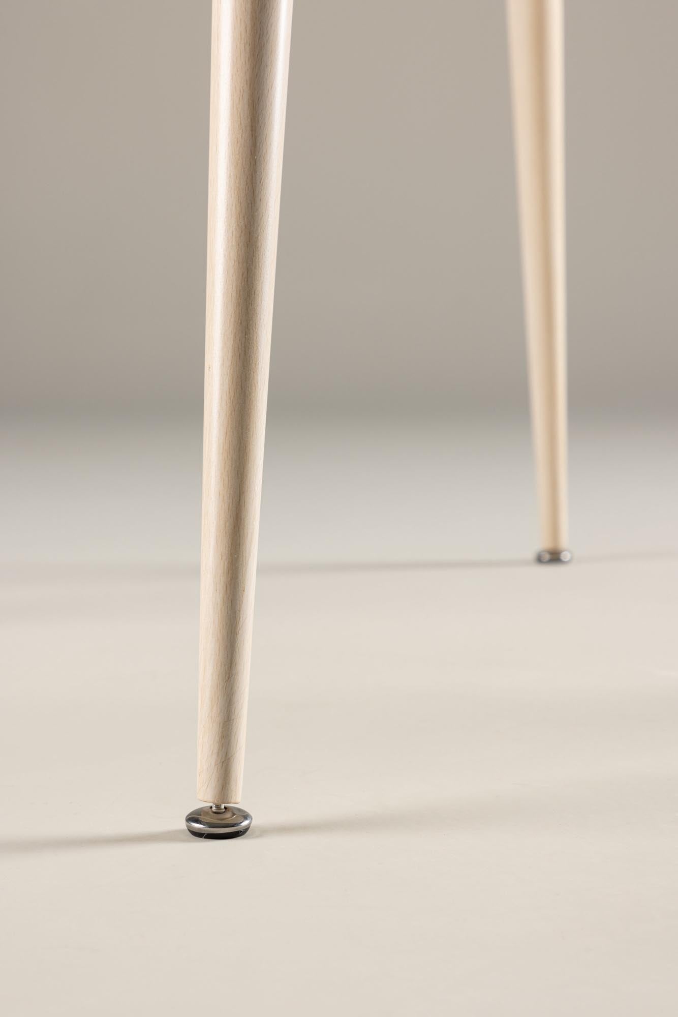 Der Plaza Tisch von Venture Home: Moderner, robuster Esstisch aus pulverbeschichtetem Stahl, perfekt für stilvolle Esszimmer und überdachte Terrassen.