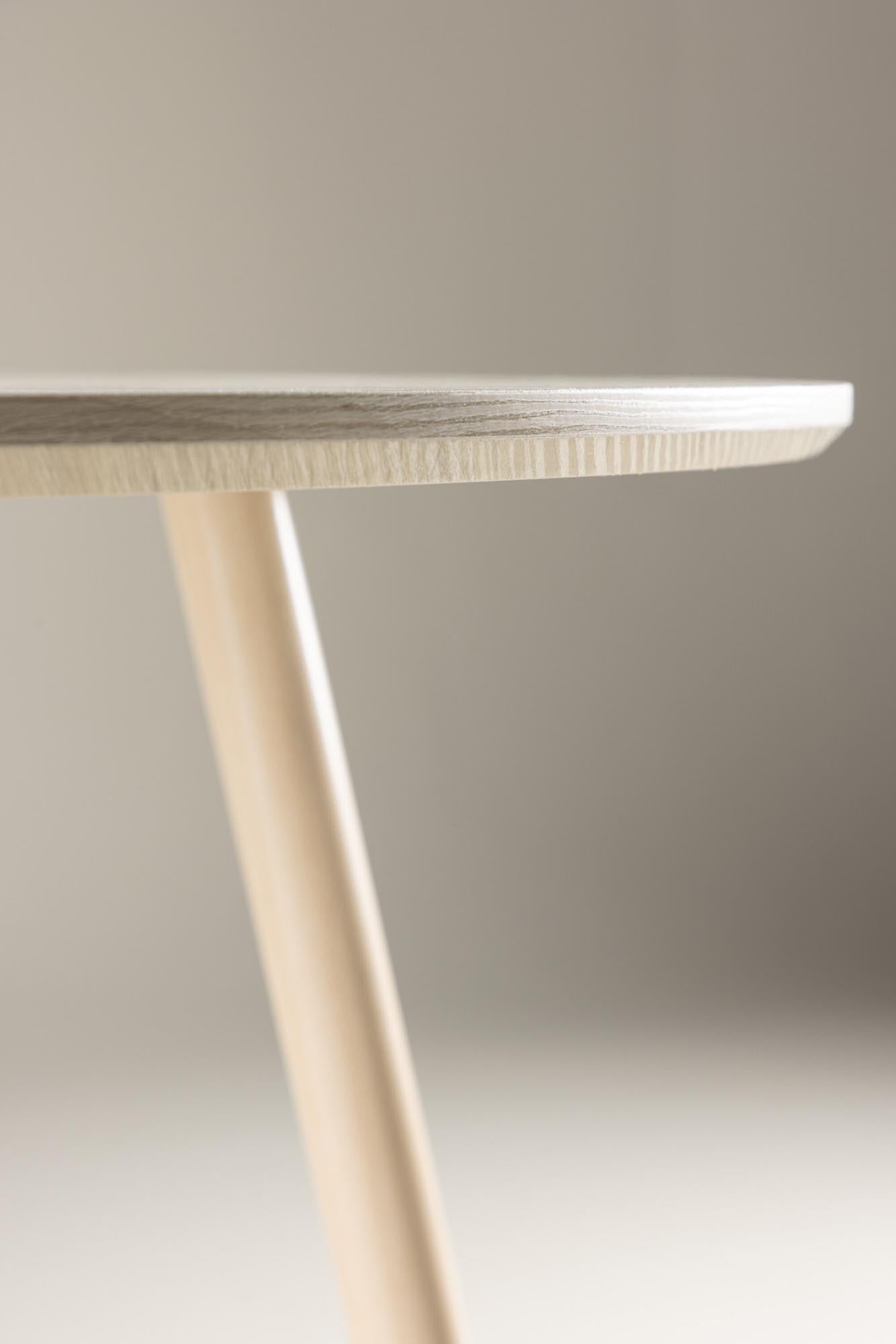 Plaza Tisch von Venture Home: Zeitloses Design für Ihr Zuhause.