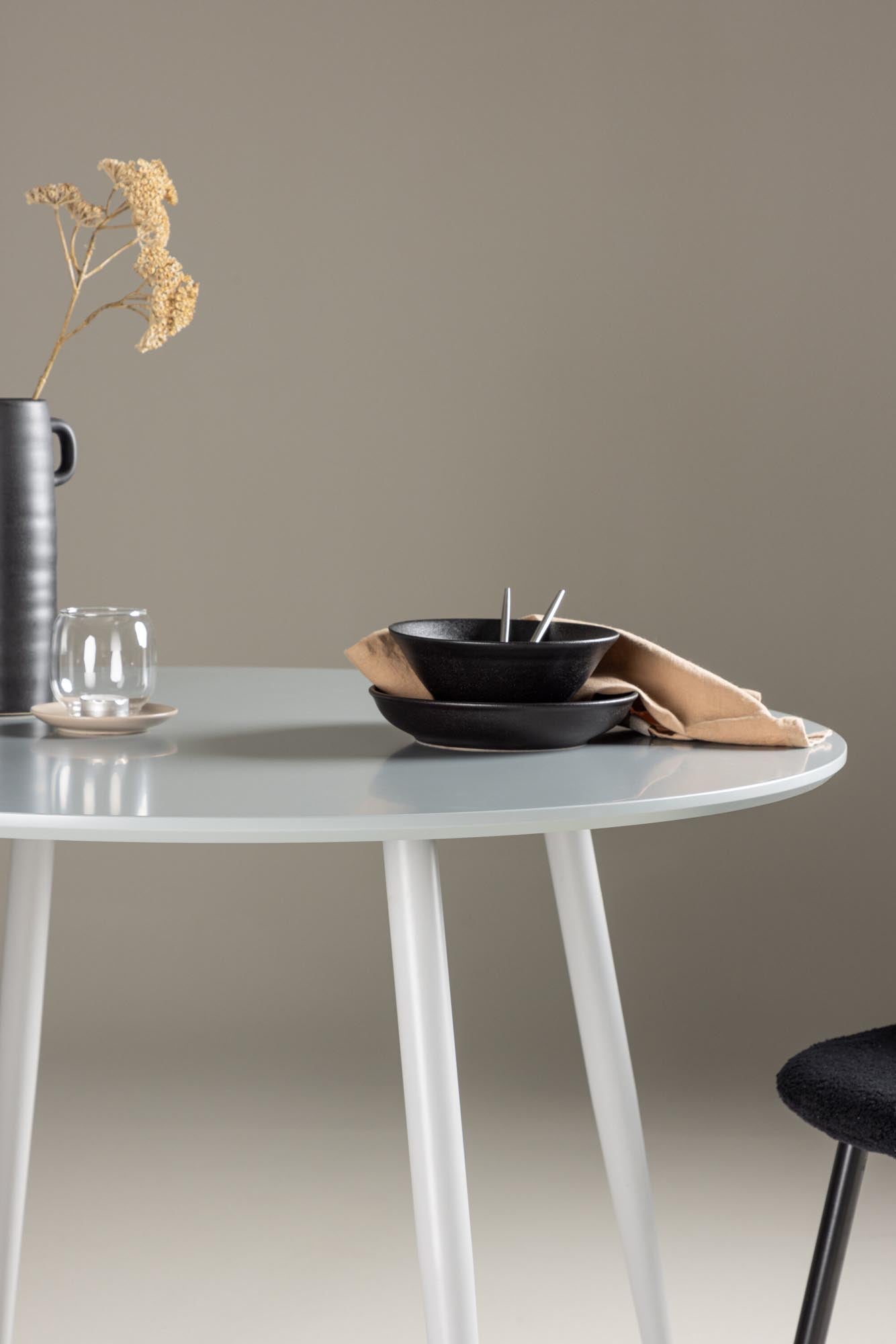 Plaza Tisch von Venture Home: Moderner Esstisch aus robustem Stahl, ideal für stilvolle Esszimmer und überdachte Aussenbereiche.