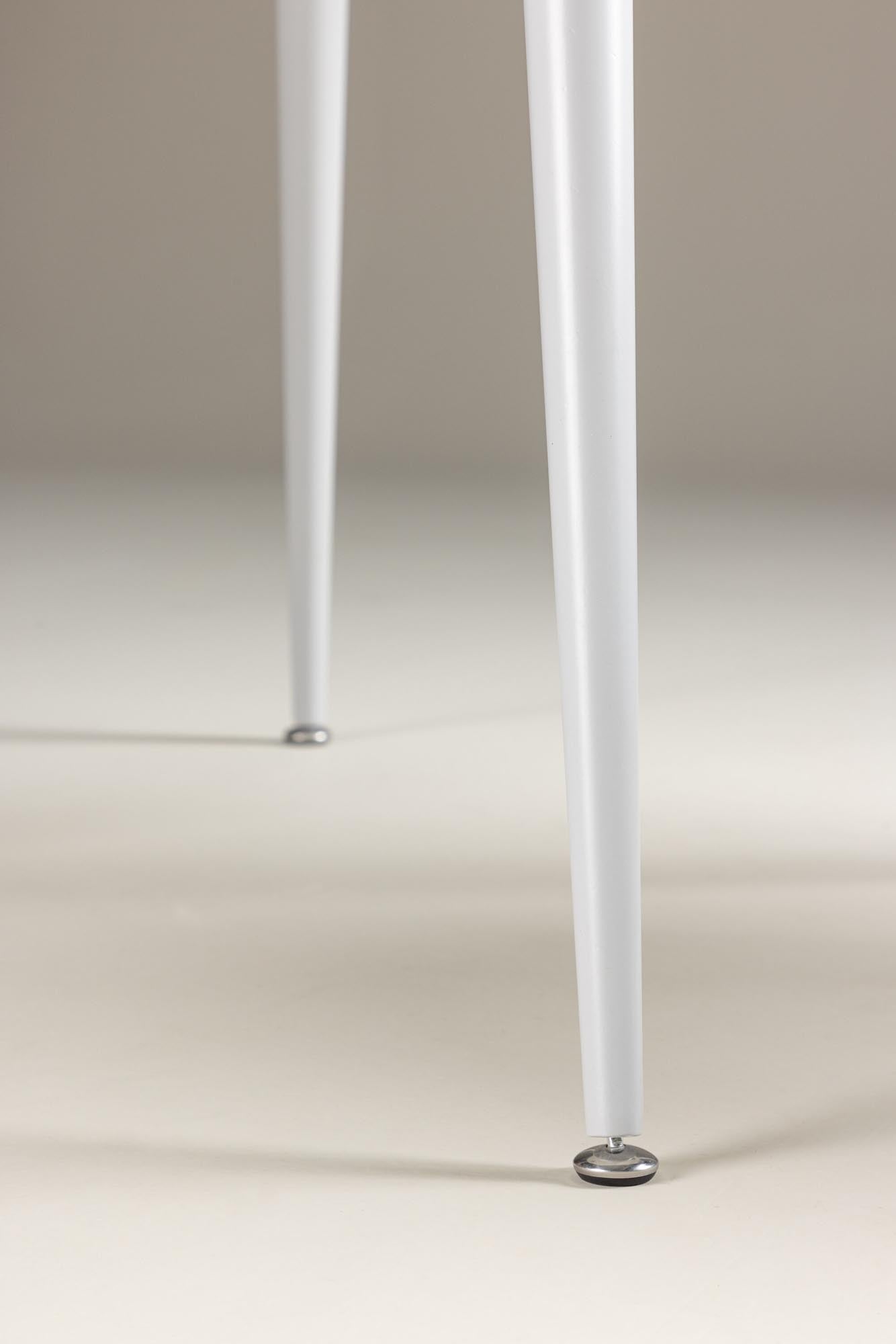 Plaza Tisch von Venture Home: Modernes Design für Ihr Zuhause.