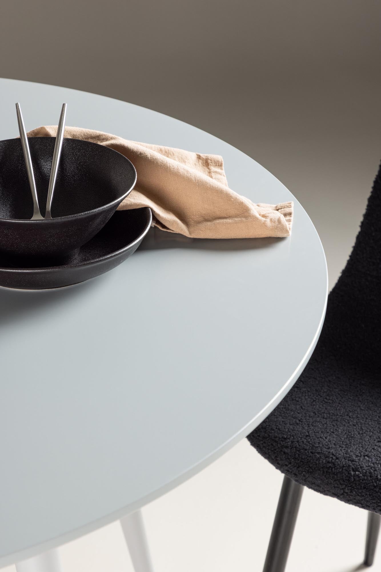 Plaza Tisch von Venture Home: Robuster Esstisch aus pulverbeschichtetem Stahl, ideal für stilvolle Esszimmer und überdachte Aussenbereiche.