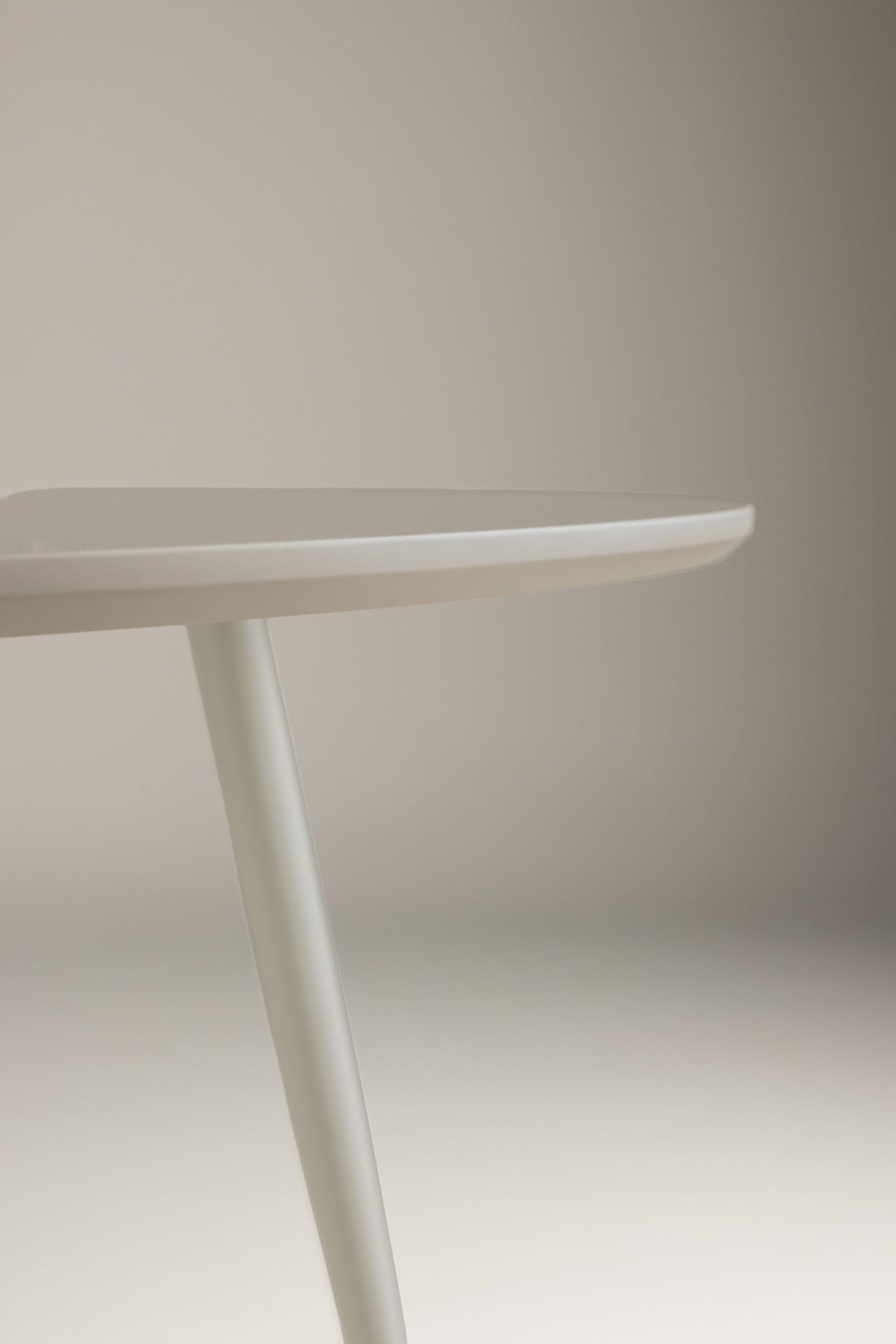 Plaza Tisch in Beige präsentiert im Onlineshop von KAQTU Design AG. Esstisch ist von Venture Home