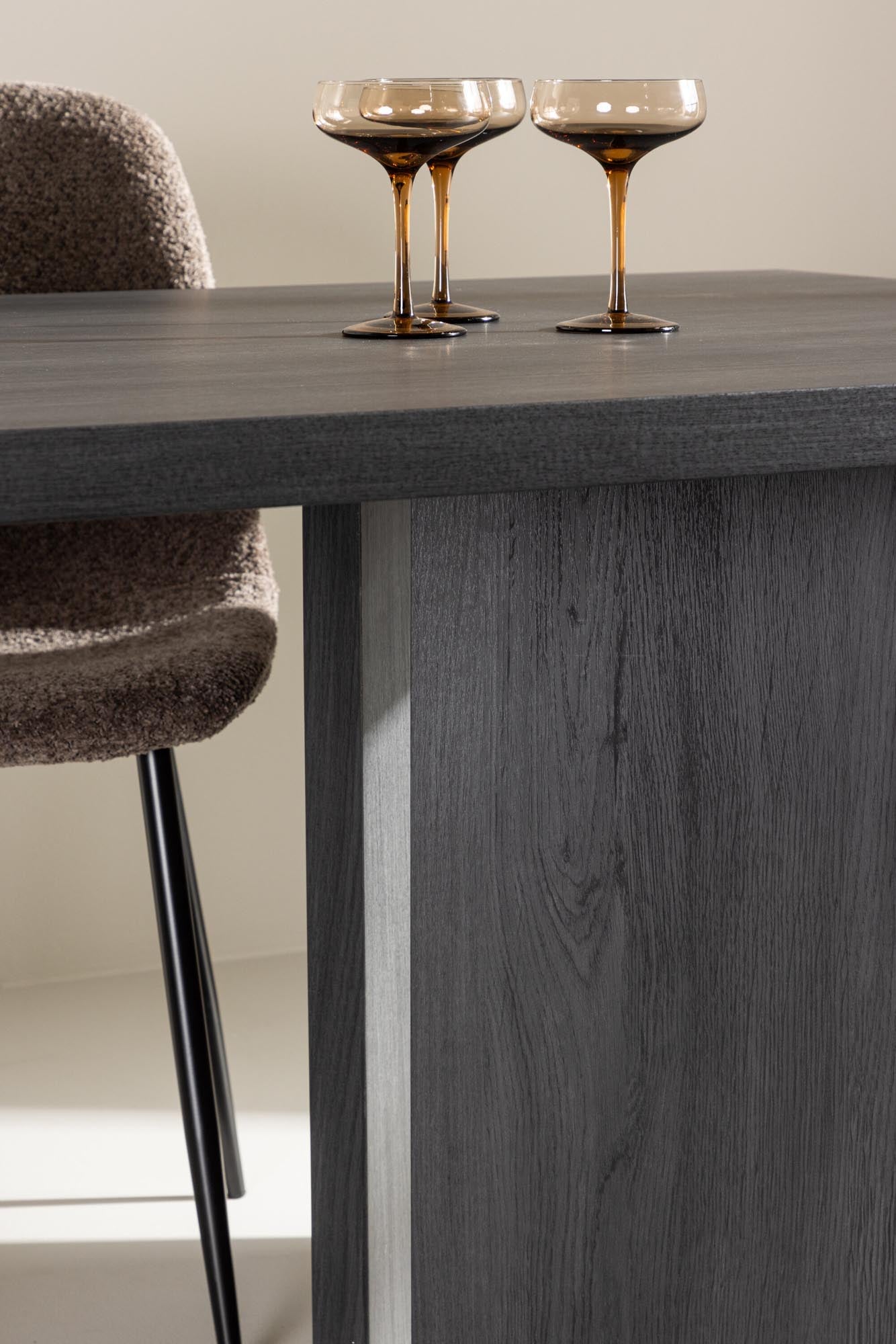 Bassholmen Esstisch: Skandinavische Schlichtheit mit moderner Note.